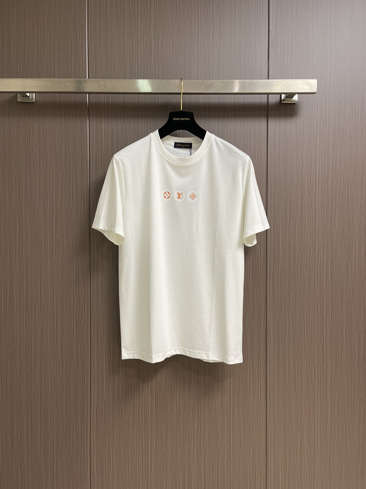 NO:411996,LV orange four-leaf clover printed couple short-sleeved T-shirt, the iconic orange four-leaf clover elements, which are smart and dazzling, complementing the classic big V logo, instantly breaking the monotony and injecting full vitality into the overall shape. Whether you are strolling on the streets of bustling cities or in a fashion party, it can easily become the focus. Selected cotton fabrics are like covering the skin with a soft cloud, skin-friendly and breathable, and you can feel the ultimate comfort every inch of contact. Exquisite production craftsmanship, from fine stitching to exquisite tailoring, highlights the consistent excellent quality and ingenuity of Donkey V. Simple round neck design, adapted to various figures, versatile and yet stylish. Size XS-L,,louis vuitton,louis vuitton,T-shirt,tees,t-shirt,alexander wang19860909LV 橙色四叶草印花情侣款短袖T恤,标志性的橙色四叶草元素,灵动且耀眼,与经典的 大V 标识相互映衬,瞬间打破单调,为整体造型注入满满活力.无论是漫步于繁华都市街头,还是置身于时尚派对,它都能让你轻松成为焦点.精选纯棉面料,如同给肌肤披上一层柔软的云朵,亲肤透气,每一寸接触都能感受极致舒适.精湛的制作工艺,从细密的缝线到考究的剪裁,彰显着 驴V 一贯的卓越品质与匠心独运.简约圆领设计,适配各种身形,百搭又不失格调.尺码XS-L,,louis vuitton,louis vuitton,T-shirt,tees，t-shirt,alexander wang,Men's clothing