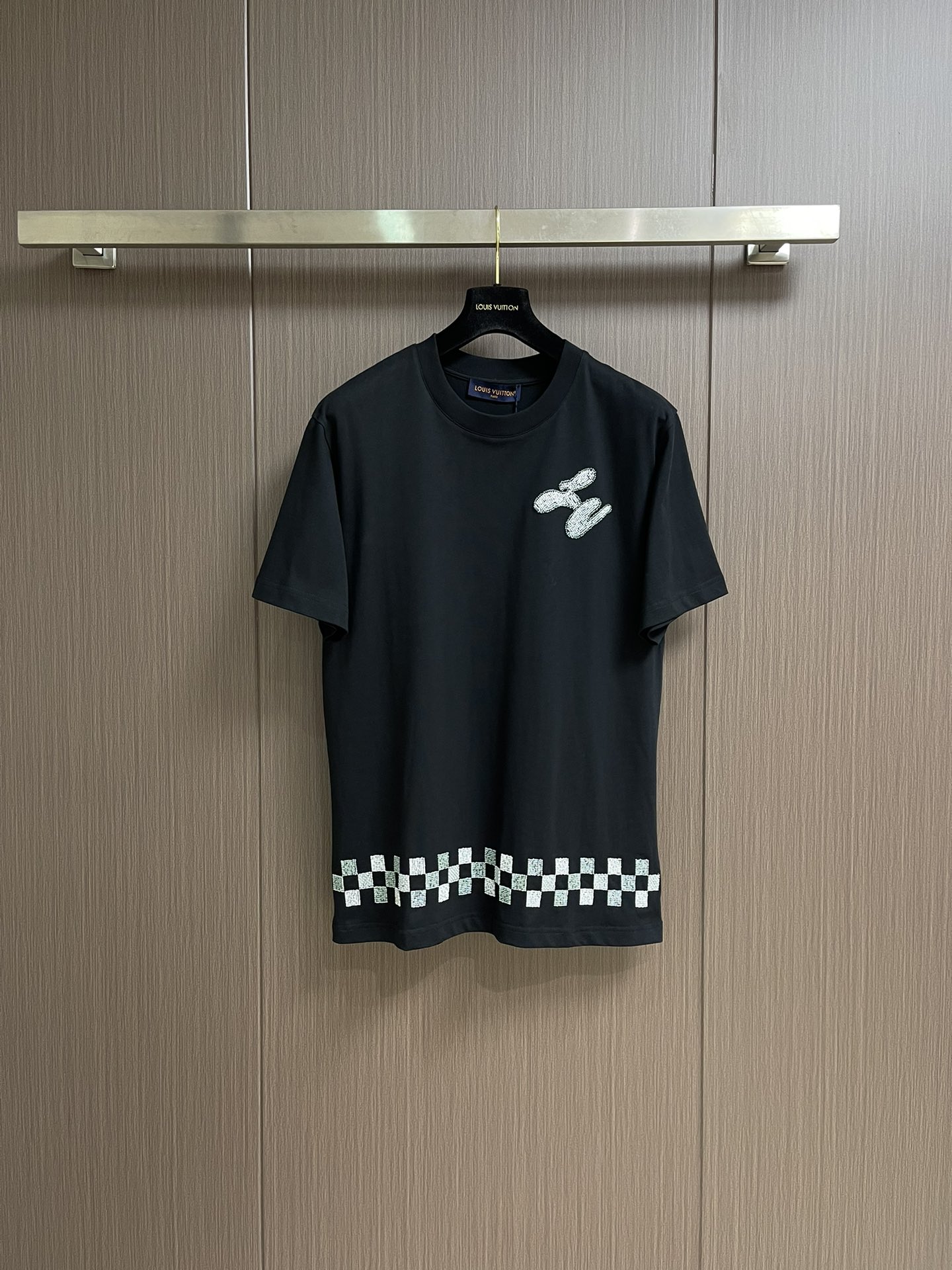 NO:411954,LV logo chessboard beaded round neck short-sleeved T-shirt, using 230g combed cotton fabric, 1x1 same cylinder to dye the Solona neckline thread. Hem chessboard positioning beaded Austrian rhinestones. The beading process ensures that it cannot be washed off, and the color is adjusted many times. The three standards are complete, the same style for men and women. Size M-3XL,,louis vuitton, T-shirt,tees, t-shirt,alexander wang19860909LV 标识棋盘格串珠圆领短袖T恤,采用230g精梳棉面料,1x1同缸定染索罗娜领口螺纹.下摆棋盘格定位串珠奥地利水钻.串珠工艺保证水洗不掉,颜色多次对色调整.三标齐全,男女同款.尺码M-3XL,,louis vuitton,T-shirt,tees，t-shirt,alexander wang,Men's clothing