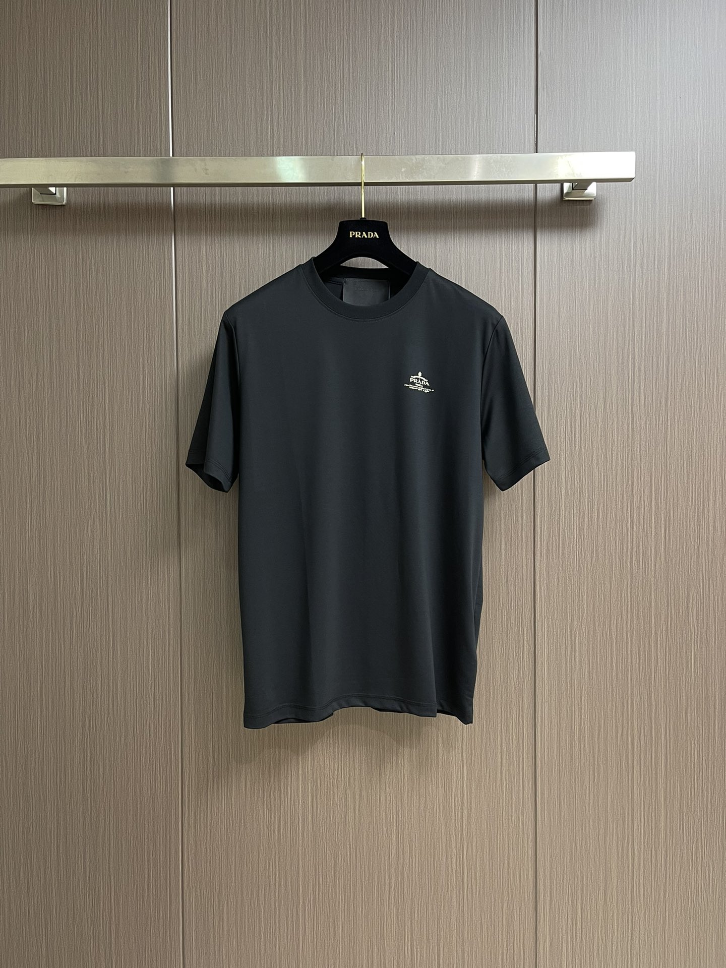 NO:412012,Prada classical letter printed three-color short-sleeved T-shirt, simple and luxurious style, and choose from three classic colors. The calm and atmospheric black releases mysterious charm in low-key; the quiet and elegant gray contains a unique high-end texture; the pure and holy white exudes a fresh and refined atmosphere. The exquisite brand logo embroidery on the left chest of the T-shirt is a symbol of Pra**’s century-old heritage and exquisite craftsmanship, demonstrating unique identity and extraordinary taste. Selected high-quality fabrics, soft and delicate touch, skin-friendly and breathable, and comfortable and comfortable to wear. Whether it is daily travel, casual gathering or light business occasions, it can be easily adapted, adding fashionable charm to you and becoming a classic item in the wardrobe that will never go out of date. Size XS-L,,prada, T-shirt,tees, t-shirt,alexander wang19860909Prada 古典字母印花三色短袖T恤,简约中尽显奢华格调,三种经典色彩任选 沉稳大气的黑色,低调间释放着神秘魅力；宁静优雅的灰色,蕴含着独特的高级质感；纯净圣洁的白色,散发着清新脱俗的气息.T恤左胸处精致的品牌徽标刺绣,是Pra*＊百年底蕴与精湛工艺的象征,彰显着独特身份与非凡品味.精选优质面料,触感柔软细腻,亲肤透气,穿着舒适自在,无论是日常出行、休闲聚会还是商务轻场合,它都能轻松适配,为你增添时尚魅力,成为衣橱中永不过时的经典单品.尺码XS-L,,prada,T-shirt,tees，t-shirt,alexander wang,Men's clothing