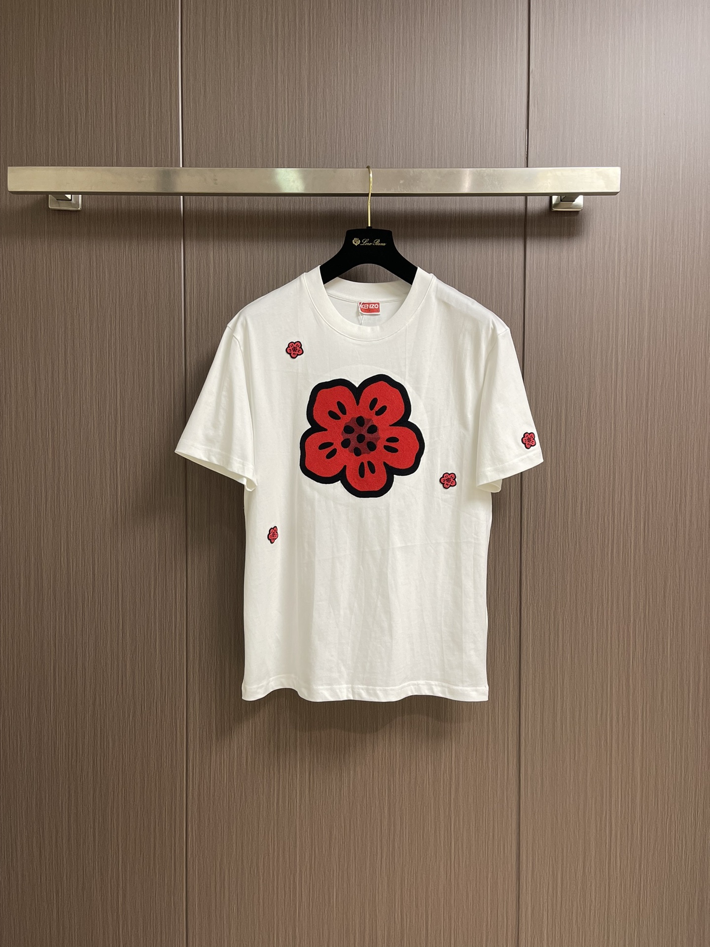 NO:411991,Kenzo 2025SS Spring and Summer New Floral Clothed Short-sleeved T-shirt, made of cotton, the fabric is skin-friendly and soft and textured, and the upper body is breathable and comfortable. It is more classy than ordinary cotton, with high quality and low quality. It is classic loose style ~ comfortable to fit and comfortable, and it is not easy to deform after wearing it for a long time. The neckline is threaded knitted, which is clearly layered with the body!  The chest is decorated with orange letter patches!  This model looks good for both men and women, and the visual feels very comfortable. The oversize style is comfortable and casual and fashionable, and the style is excellent. Size M-3XL, versace, T-shirt, tees, t-shirt, alexander wang19860909Kenzo 2025SS春夏新款花卉仔章短袖T恤,采用棉,面料亲肤柔软有质感,上身透气舒适～比一般普通棉更显档次,品质高低立现, 经典宽松版型 ~服帖舒适,久穿也不容易变形,领口采用螺纹针织,与衣身层次分明！胸前采用桔子字母贴布点缀！这款不管男女生穿都好看,视觉给人带来的感觉很舒适,oversize版型舒适随性时尚,版型质感极佳.尺码M-3XL,,versace,T-shirt,tees，t-shirt,alexander wang,Men's clothing