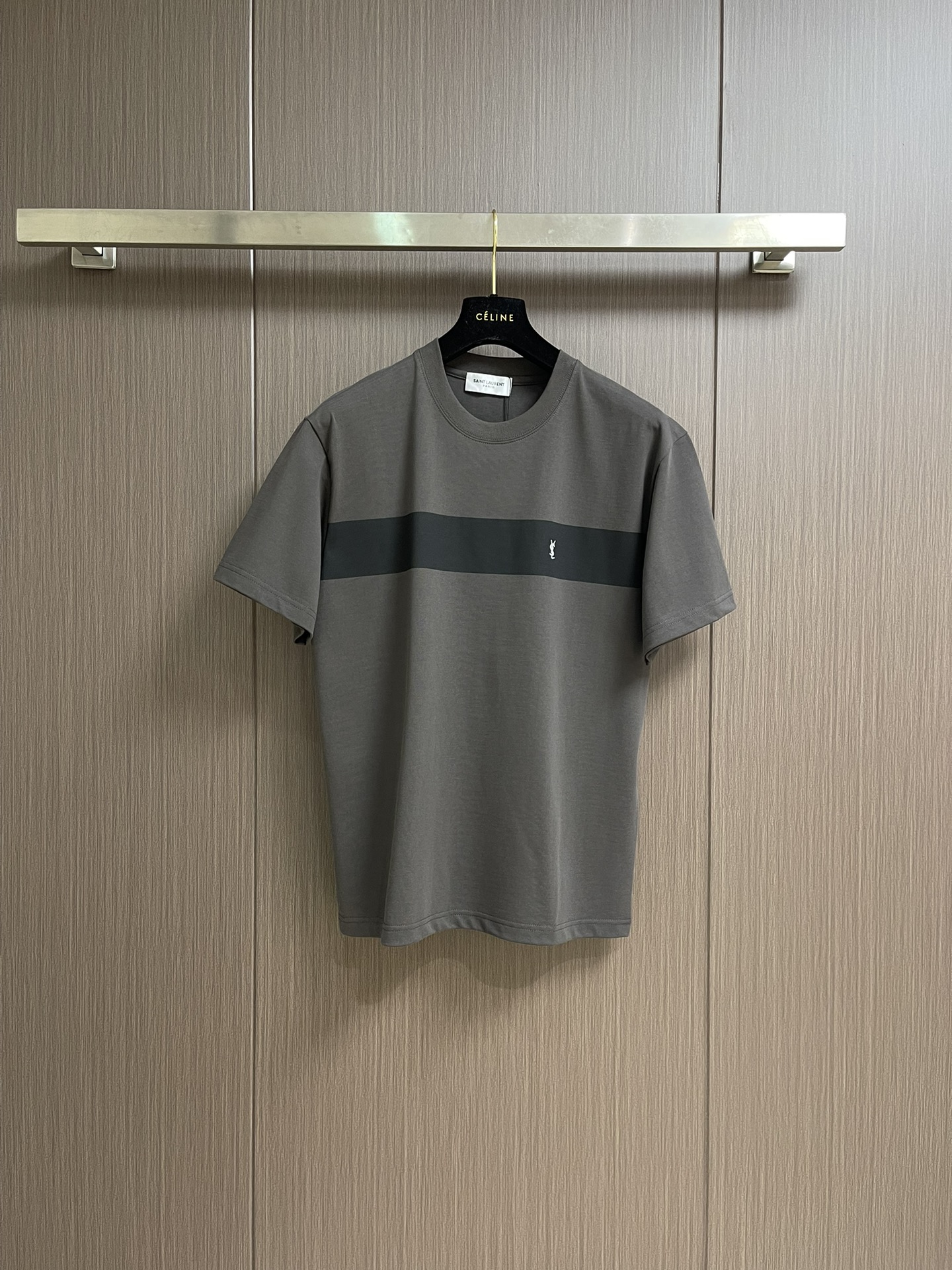 NO:411940,YSL black horizontal stripe color-blocked short-sleeved T-shirt, this one perfectly combines fashion and texture. The calm dark gray main color is paired with a personalized black horizontal stripe, simple and yet atmospheric. The exquisite white YSL embroidered logo on the left chest is low-key to highlight the brand style and luxury quality. The fabric is blended with 99% cotton and 1% polyester, which is comfortable and breathable and has a certain sense of crispness. Fine workmanship, neat stitching, and the details show ingenuity. Size XS-L, saint laurent, T-shirt, tees, t-shirt, alexander wang19860909YSL 黑色横条拼色短袖T恤,这款将时尚与质感完美融合.沉稳的深灰主色调搭配个性黑色横条,简约中不失大气,左胸处精致的白色YSL刺绣徽标,低调彰显品牌格调与奢华品质.面料采用99％棉与1％聚酯纤维混纺,舒适透气且具一定挺括感.做工精细,缝线工整,细节之处尽显匠心.尺码XS-L,,saint laurent,T-shirt,tees，t-shirt,alexander wang,Men's clothing