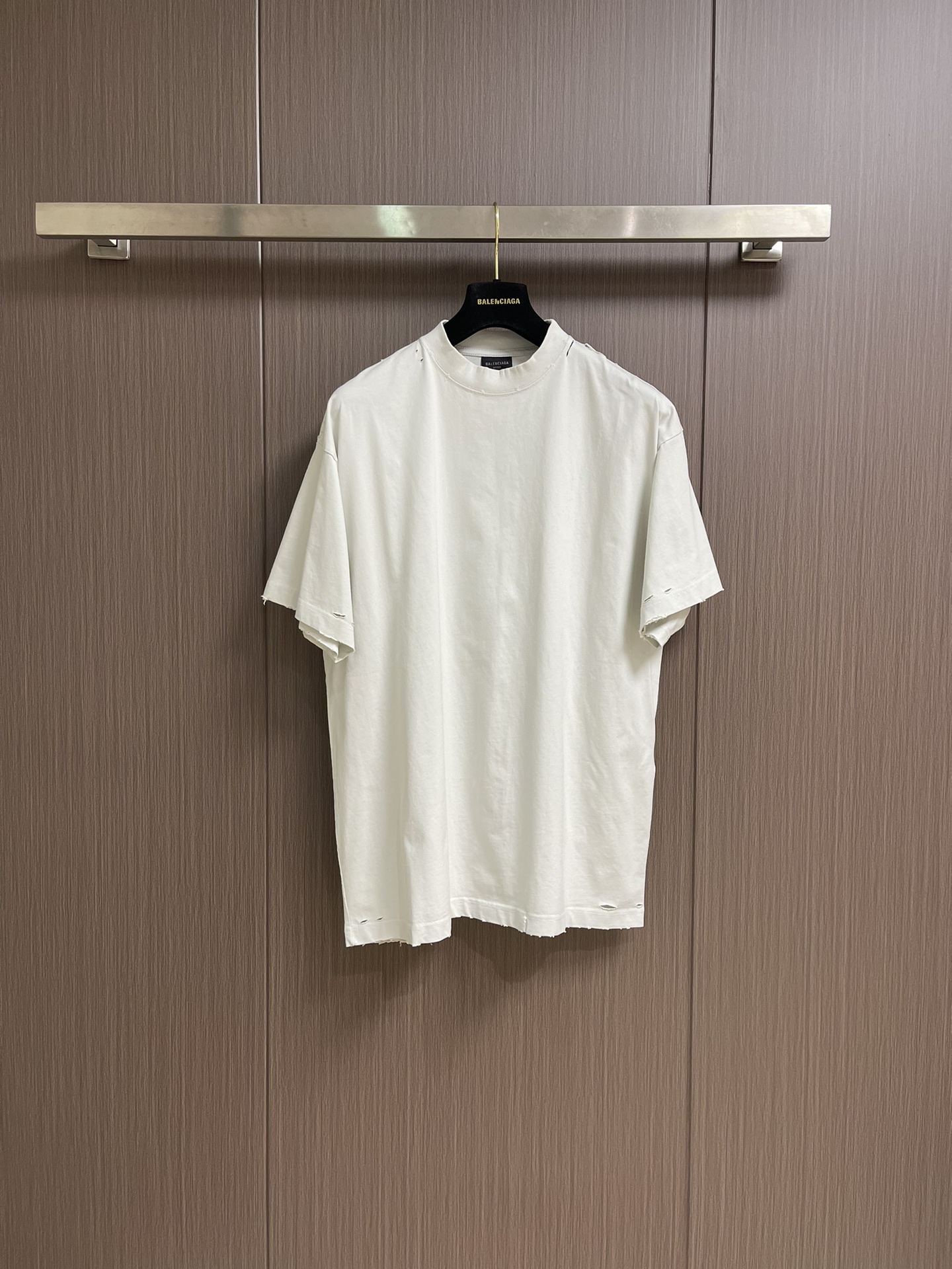 NO:412028,Balenciaga short-sleeved T-shirt with beautiful textured paper glue short-sleeved T-shirt with a frayed sleeve and hem. The inner lid is clean. Wireless head. No edges. The shoulder is frayed. The car line is straight. Three-needle and five-line craft. The inner lid is pressed. The fabric is made of old washing and wool. The neckline is worn. The ribbed is fixed and dyed. The color is consistent and there is no color difference. The process of using the letters with beautiful textured paper tape on the chest. Washing fabric is comfortable and soft. The wear and washing effect. The letters behind are made of artificial alignment and fixed and fixed and slurry printing. Size 0-1-2-3,,balenciaga, T-shirt,tees, t-shirt,alexander wang.19860909Balenciaga 美纹纸胶短袖T恤,袖子以及下摆采用磨烂效果 内里处理干净 无线头 无余边 肩部采用磨烂设计 车线平直三针五线工艺 肩膀处内里带压条 面料采用做旧洗水磨毛工艺 领口部位磨烂破洞设计 罗纹面料定织定染色 颜色一致无色差 胸前运用美纹纸胶带字母整体重工艺的工序 水洗面料 舒适柔软 磨损洗旧效果 背后字母采用人工对位用烫版定型做胶浆印花工艺.尺码0-1-2-3,,balenciaga,T-shirt,tees，t-shirt,alexander wang,Men's clothing