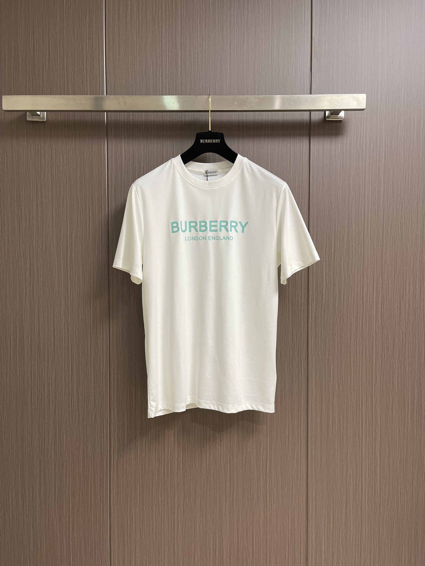 NO:412011,BURBERRY letter printed pattern short-sleeved T-shirt is made of cotton fabric. The overall loose layout is more layered and styled, highlighting the high-end feeling of modern cities. The overall line is straight and delicate. The fabric is comfortable and soft, and the colors are consistent and no color difference. It can be matched with the same style to create a fashionable look. It can be customized for various occasions, customized auxiliary materials, complete three standards, and the same style for men and women!  Size XS-L, Burberry, T-shirt,tees, t-shirt,alexander wang19860909BURBERRY 字母印花图案短袖T恤,选用棉质面料打造.整体宽松的版型配置,贴更具层次感风格,凸显现代都市的高级感,整体走线平直细腻 面料舒适柔软 颜色一致无色差 能与同款搭配营造时尚造型,驾驭各种场合,定制辅料,三标齐全,男女同款！尺码XS-L,,burberry,T-shirt,tees，t-shirt,alexander wang,Men's clothing