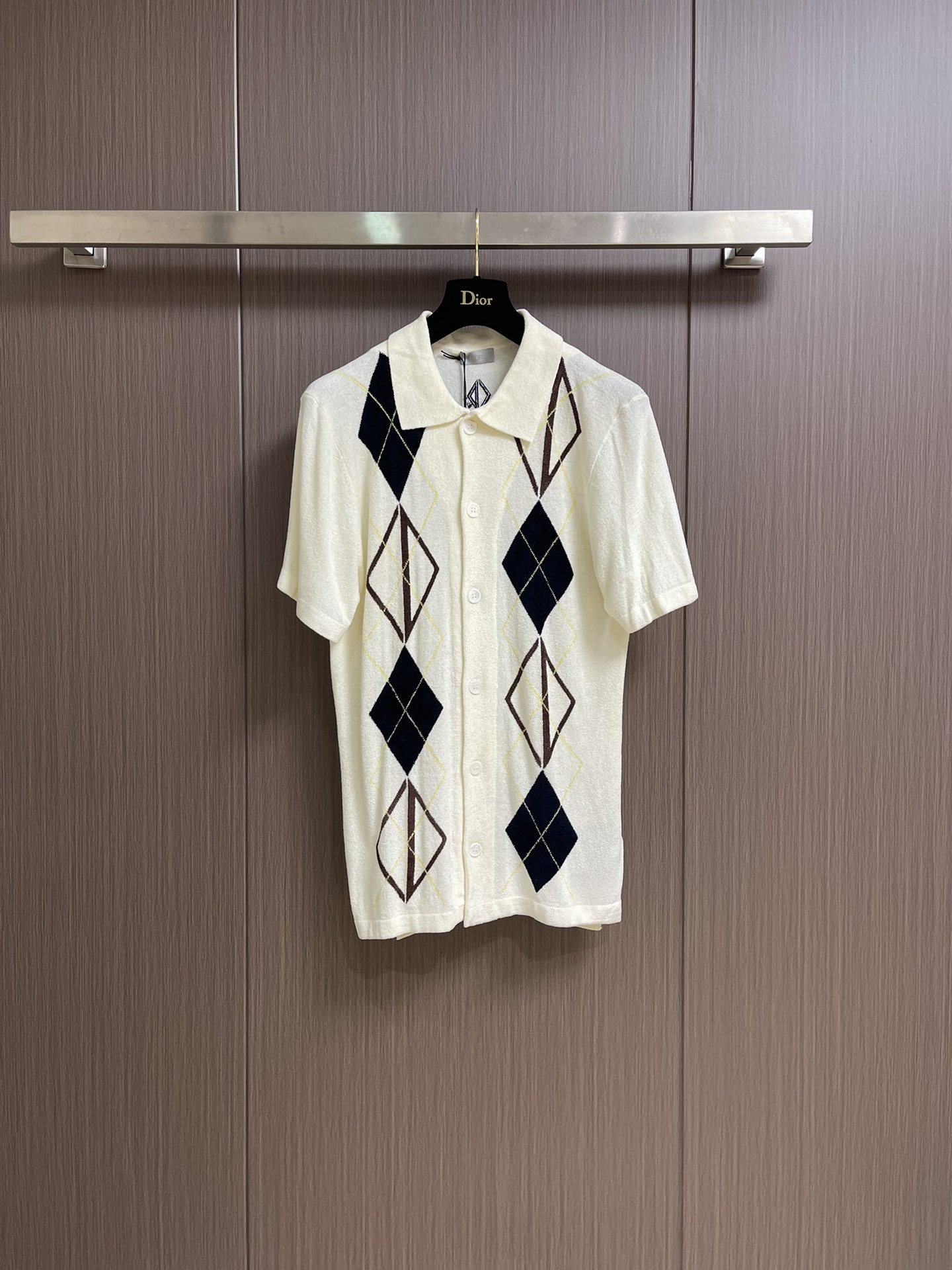 NO:415357,Dior 2025ss new knitted shirt, Diamond is a new product in the 2025 autumn series, inspired by the tennis world. It is carefully crafted with white cotton blended inlay knitted knitted fabric, decorated with diamond pattern, and the back is embellished with Diamond logo. Button closures can be worn as a shirt or as a layered T-shirt. Size S-XL,,dior,shirts,tees,t-shirt,alexander wang19860909Dior 2025ss新款针织衬衫, Diamond 是二零二五秋季系列新品,灵感源自网球世界.采用白色棉质混纺嵌花编织针织面料精心制作,饰以菱形花纹图案,背面点缀以Diamond 标志.纽扣开合,可作为 衫穿着,或作为与T恤叠搭.尺码S-XL,,dior,shirts,tees，t-shirt,alexander wang,Men's clothing