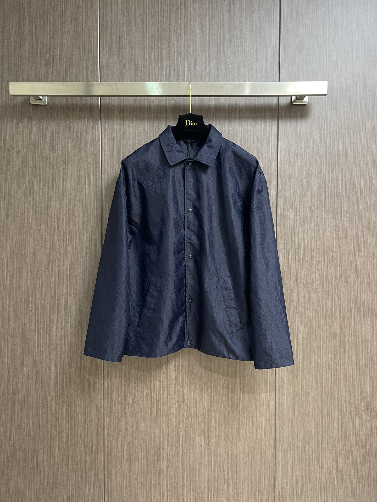 NO:415378,Dior 2025ss full-print jacquard jacket, most of the jackets in the past fit, this season has been affected by many loose street elements. This jacket is full of presbyterian fabrics and full-prints. Overall, the most classic I-shaped three-dimensional button is still a very Dio*r Dio, classic and versatile, logo print design, super design sense, beautiful upper body, and particularly temperament. Three standards are complete and the same style as men and women. Size 46-52,,dior, jackets & coats, jackets & coats, alexander wang19860909Dior 2025ss满印提花夹克外套,以往多数的夹克都偏合身,这一季受影响,多了很多宽松街头的元素,这件夹克在老花面料,搭配全满印,最经典的工字立体纽整体来说,它还是一件很Dio*r的Di*or,经典百搭,logo印花设计,超具设计感,上身极美,特别有气质 三标齐全男女同款.尺码46-52,,dior,jackets & coats,jackets & coats,alexander wang,Men's clothing