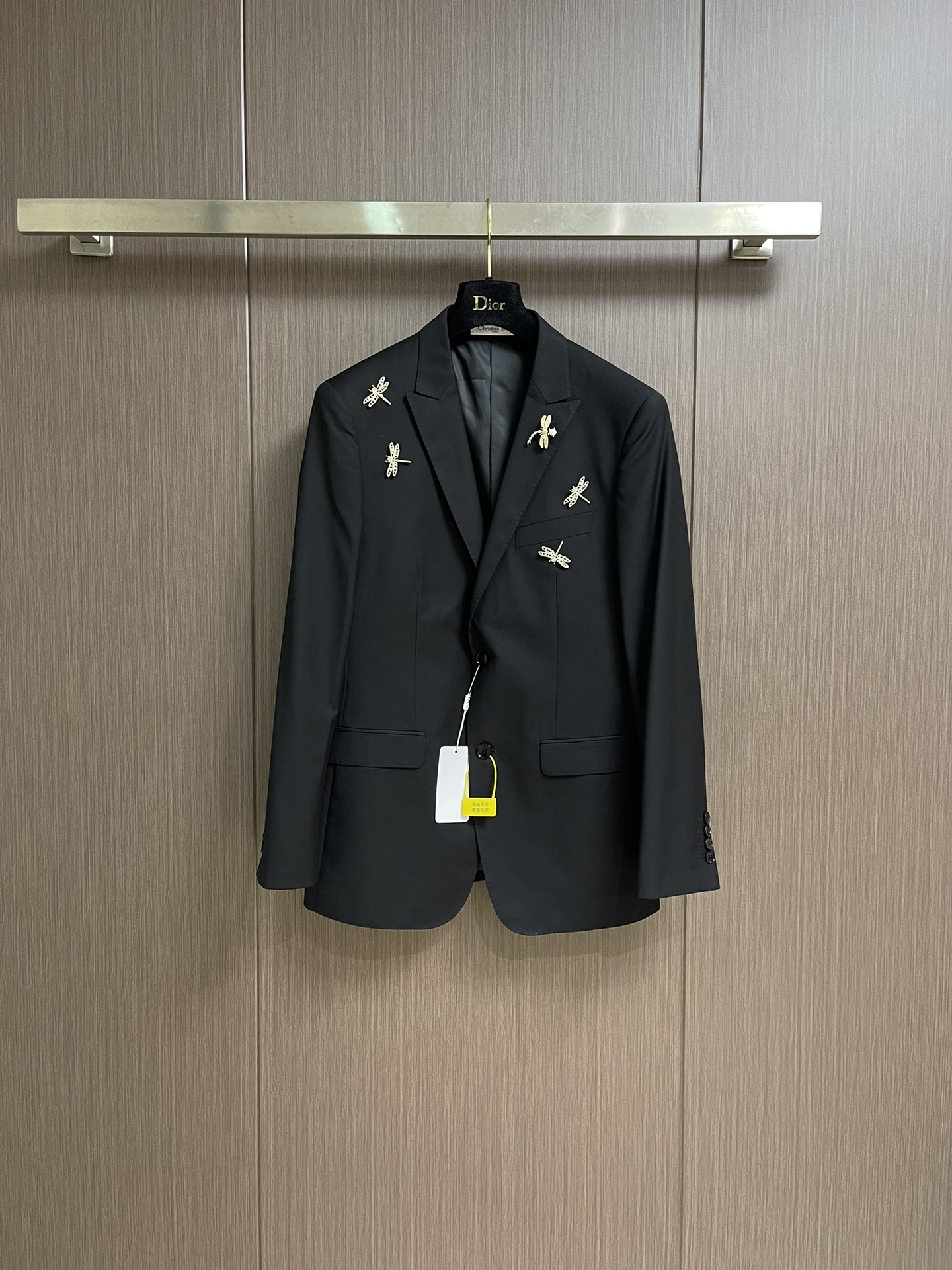 NO:415392,Dior 2025SS black haute couture heavy industry suit jacket, hardware CD dragonfly design, cuff inner label design, exquisite tailoring presents elegant draping effect, super high-end top-tier ready-to-wear handmade series, gifts are all graded and stylish, Size 46-58,,dior, jackets & coats, business suit, alexander wang19860909Dior 2025SS黑色高定重工西装外套,五金CD蜻蜓设计 袖口内里标签设计 精湛的剪裁呈现优雅的垂坠效果 超高端顶尖一线成衣手工系列 送礼自用都档次逼格十足 尺码46-58,,dior,jackets & coats,business suit,alexander wang,Men's clothing
