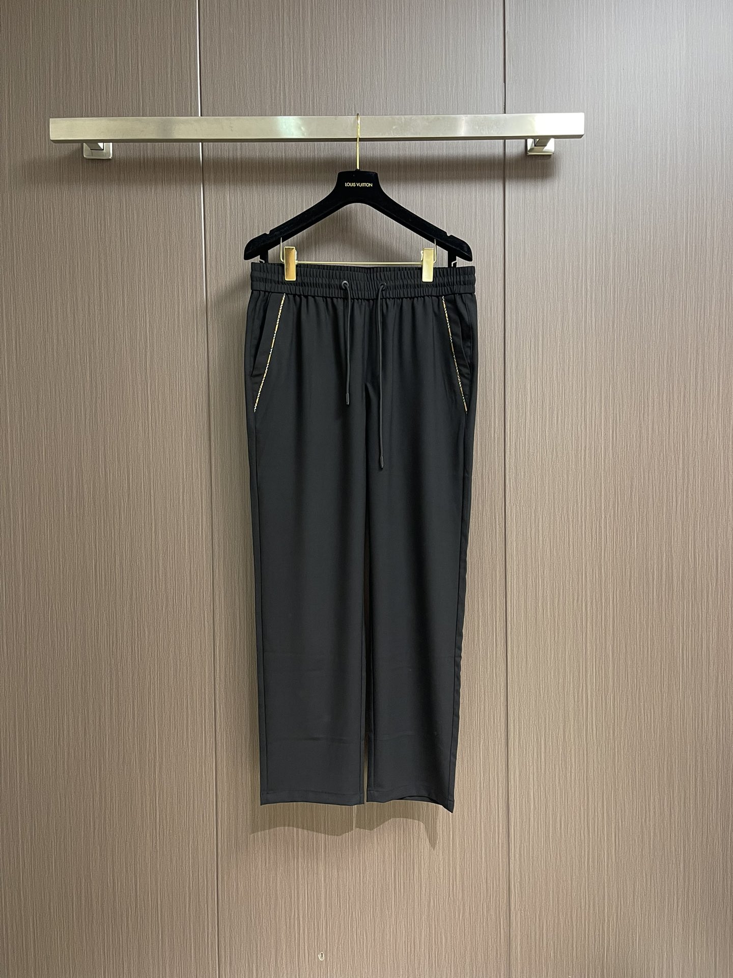 NO:415397,Burberry black and white linen pants, the black and white fabrics have different ingredients, so pay attention to the difference!  The most sincere and luxurious work ~ Simplicity without losing style. This casual pants interprets the perfect fusion of casualness and elegance. It is available in classic black and gentle apricot colors, suitable for diverse dressing scenes. The elastic waist and drawstring design are freely adjusted to fit different body needs, bringing an unrestrained and comfortable experience. The side zipper pocket adds practicality while highlighting the quality with exquisite details; the exquisite embroidery logo at the back pocket shows off its unique identity in a low-key manner. The white fabric is made of 85 polyester and 15 linen, combining the crisp, wrinkle-resistant and linen-resistant breathable and skin-friendly. The black fabric is 49 polyester fiber 41 viscose  5-day silk, 2 nylon and spandex blended, the fabric is solid and sleek and stylish. Whether it is walking on the street or commuting in the workplace, it can help you easily create a fashionable look and show your attitude towards life in the details. Size 31-32-33-34-35-36, burberry, alexander wang19860909Burberry 黑白两色亚麻裤,黑色与白色面料成份不同,注意区别！诚意满满的顶奢之作~简约而不失格调,这款休闲裤诠释着随性与优雅的完美融合.有经典黑色与温柔米杏色可选,适配多元穿搭场景.松紧腰头搭配抽绳设计,自在调节,贴合不同身形需求,带来无拘无束的舒适体验.侧边拉链口袋,增添实用性的同时,以精致细节彰显品质感；后袋处精致的刺绣标识,低调展露独特身份.白色款面料由85涤纶与15亚麻混纺而成,兼具涤纶的挺括抗皱与亚麻的透气亲肤.黑色款面料收49聚酯纤维 41粘胶 5天丝与2锦纶及氨纶混纺精制,面料质感扎实,垂顺有型.无论是漫步街头,还是职场通勤,它都能助你轻松打造时尚造型,于细节处尽显生活态度.尺码31-32-33-34-35-36,,burberry,alexander wang,Men's clothing