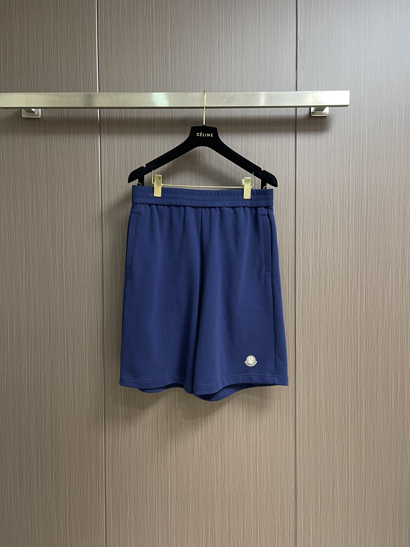 NO:411949,MONCLER co-branded embroidered cotton shorts are made of single-sided fish scale fabric woven with cotton as the base. The front is a smooth knitted surface. The touching surface is formed by the floating thread knitting technology of the knitting machine to form a three-dimensional loop, which increases the fluffy and delicate touch. The letter LOGO embroidery formed by the embroidery machine 16,000 stitches + 18,000 stitches on the back. The double-axis linear guide drives the embroidery frame, and the frame shift accuracy can reach 0.01mmP, ensuring the precise positioning of the embroidery pattern, the overall line is straight and delicate, the fabric is comfortable and soft, and the color is consistent and there is no color difference. It can be matched with the same style to create a fashionable shape, control various occasions, customize auxiliary materials, complete three standards, and the same style for men and women!  Size S-XL, shorts, alexander wang19860909MONCLER 联名刺绣棉质短裤,采用棉为基底编织而成的单面鱼鳞布面料,正面为平滑的针织面,触肤面通过针织机的浮线编织技术形成立体的毛圈,增加蓬松感, 同时触感细腻.通过绣花机16000针＋18000针在后幅形成的字母LOGO绣花.双轴直线导轨驱动绣框,移框精度可达0.01mmP,确保刺绣图案精准定位,整体走线平直细腻,面料舒适柔软,颜色一致无色差 能与同款搭配营造时尚造型,驾驭各种场合,定制辅料,三标齐全,男女同款！尺码S-XL,,shorts,alexander wang,Men's clothing