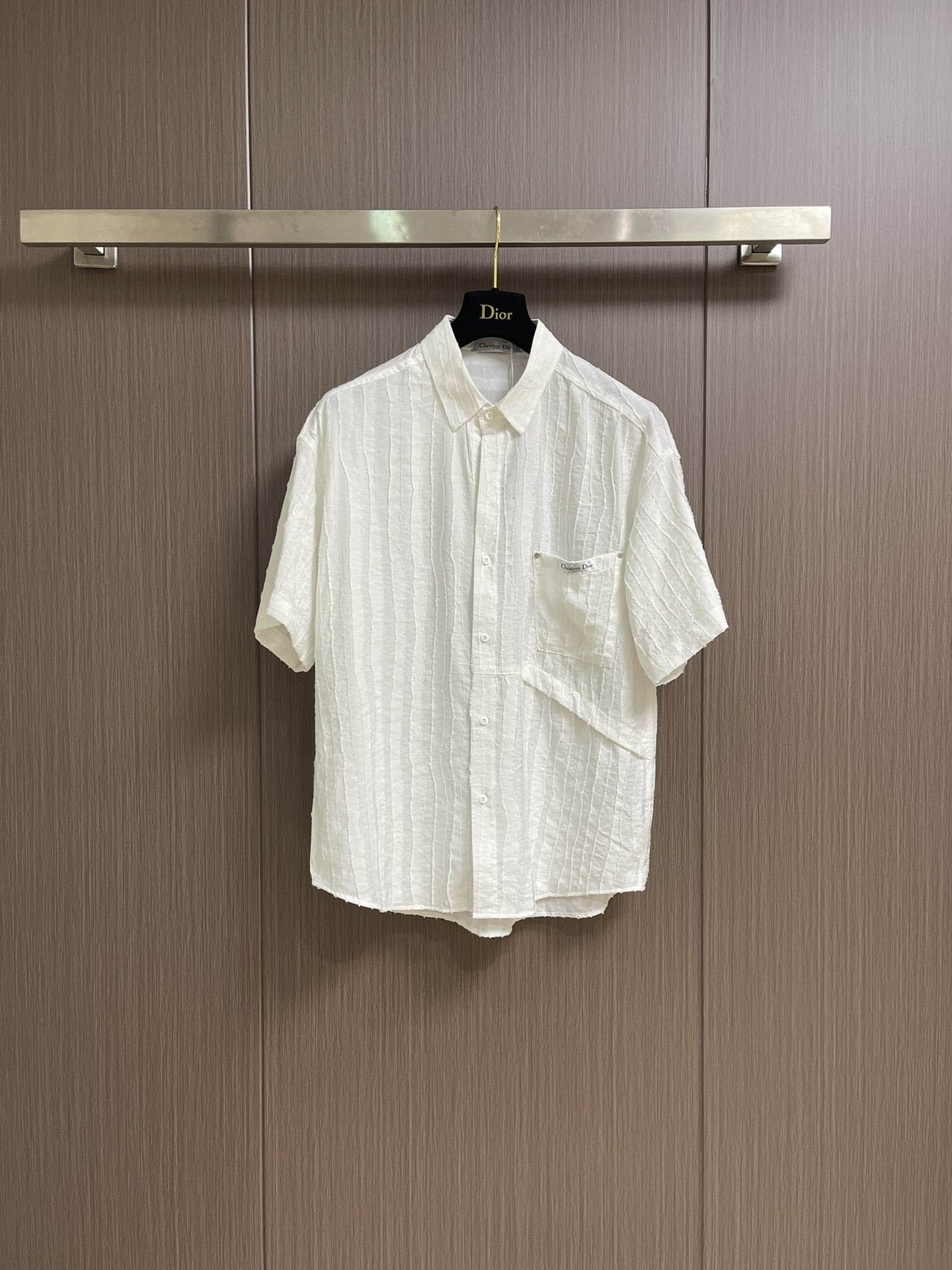 NO:415317,Dior 2025ss Spring and Summer New pleated short-sleeved shirt, the comfort of this fabric can be os style when worn. It looks good and the upper body is absolutely a surprise for both men and women!  Match series I really love one!  No matter how you wear it, there is no minefield!  Size M-XXL, dior,shirts,T-shirt,alexander wang19860909Dior 2025ss春夏新款褶皱短袖衬衫,这个面料的舒适度 当穿都可os版型 男女穿都好看上身绝对惊喜的一款！搭配系列 真的非常爱的一款！怎么穿都没有雷区！尺码M-XXL,,dior,shirts,T-shirt,alexander wang,Men's clothing