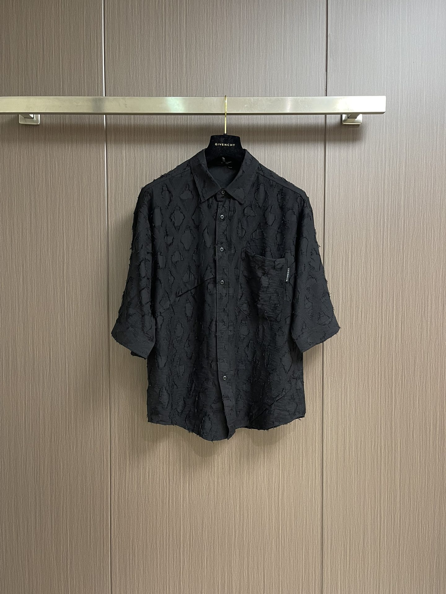 NO:415326,Givenchy is a worn-out short-sleeved shirt, casual and fashionable outside, essential for inner wear, comfortable and beautiful, visible on the upper body, customized imported high-end mercerized fabric, delicate fabric, close-fitting and comfortable without thorning, fashionable and stylish logo design is very unique. Size M-XXL, given, shirts, T-shirt, alexander wang19860909Givenchy 磨破做旧短袖衬衫,休闲时尚外穿 内搭必备款,舒适好看上身可见,定制进口高端丝光面料,面料手感细腻,贴身舒适不扎肉,穿着时尚有型标志设计非常独特.尺码M-XXL,,givenchy,shirts,T-shirt,alexander wang,Men's clothing