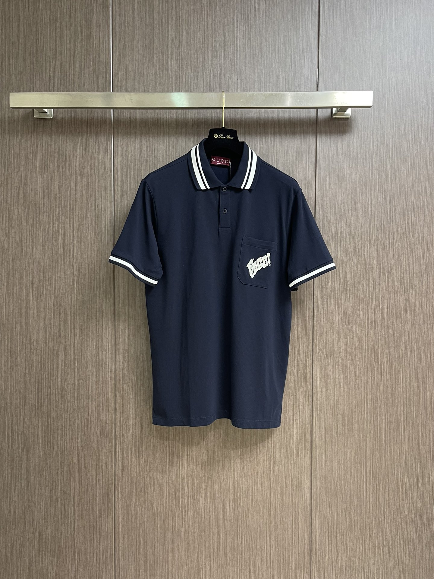 NO:415342,GUCCI 2025ss embroidered bead floor cotton POLO shirt The brand collection details add icing on the cake to a variety of ready-to-wear items. This regular style shirt is made of elastic bead floor cotton craftsmanship, cleverly incorporates embroidery, and fully expresses the unique charm. Size M-XXL, gucci, alexander wang19860909GUCCI 2025ss饰刺绣珠地棉POLO衫 品牌典藏细节为多款成衣单品锦上添花.这款常规版型衫以弹力珠地棉匠心打造,巧妙融入刺绣,尽释别致风韵.尺码M-XXL,,gucci,alexander wang,Men's clothing