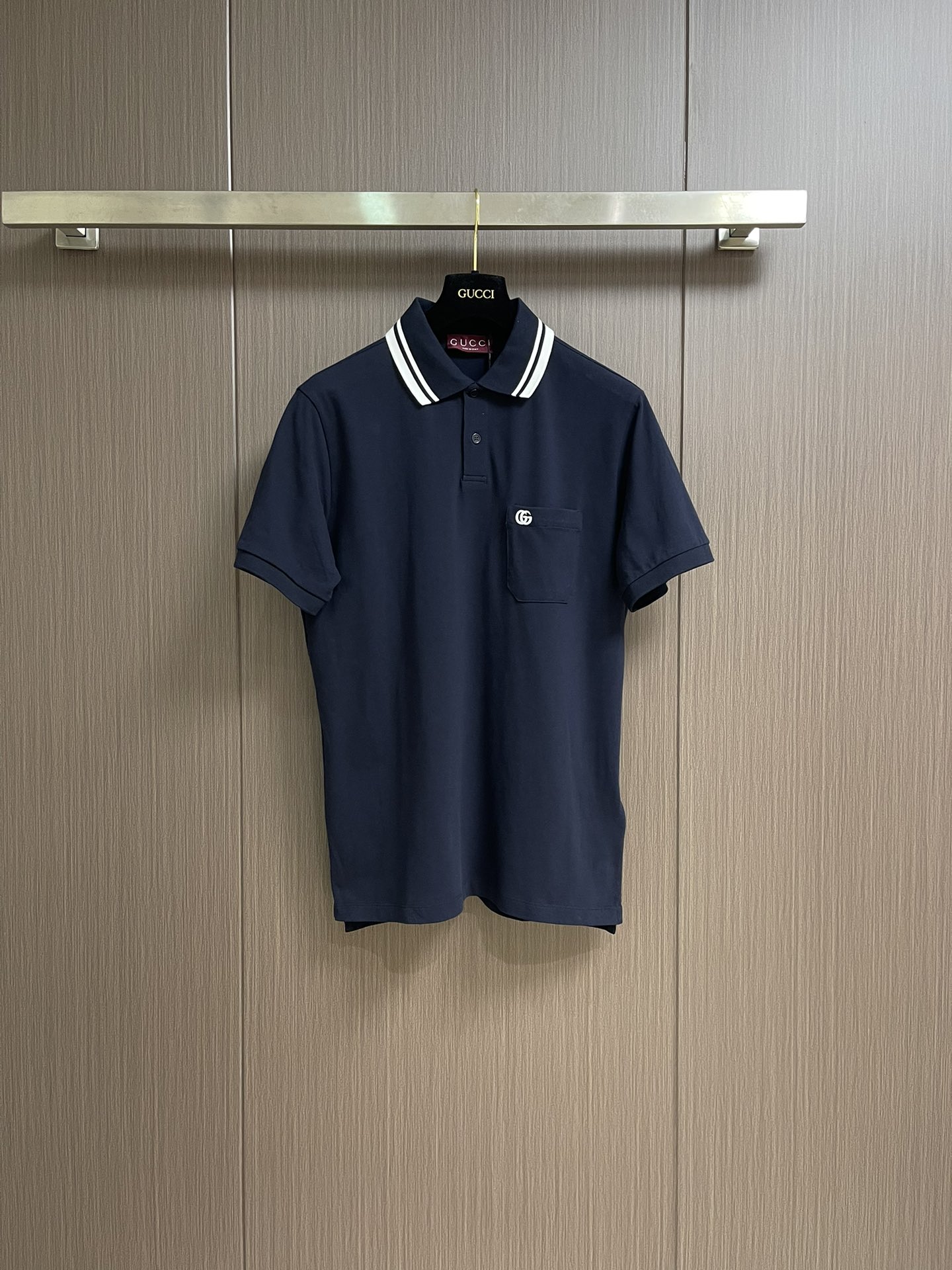 NO:415347,GUCCI 2025SS spring and summer new lapel polo shirt, this regular style polo shirt is ingeniously crafted by elastic beads and floor cotton, with GG embroidered on the chest pocket, showing a unique style. The style is super positive and the upper body effect is super good!  Same style for men and women. Size M-XXL, gucci, alexander wang19860909GUCCI 2025SS春夏新款翻领polo衫,这款常规版型polo衫以弹力珠地棉匠心打造,胸袋处缀饰GG字样刺绣,尽显别样风采.版型超正,上身效果超赞！男女同款.尺码M-XXL,,gucci,alexander wang,Men's clothing