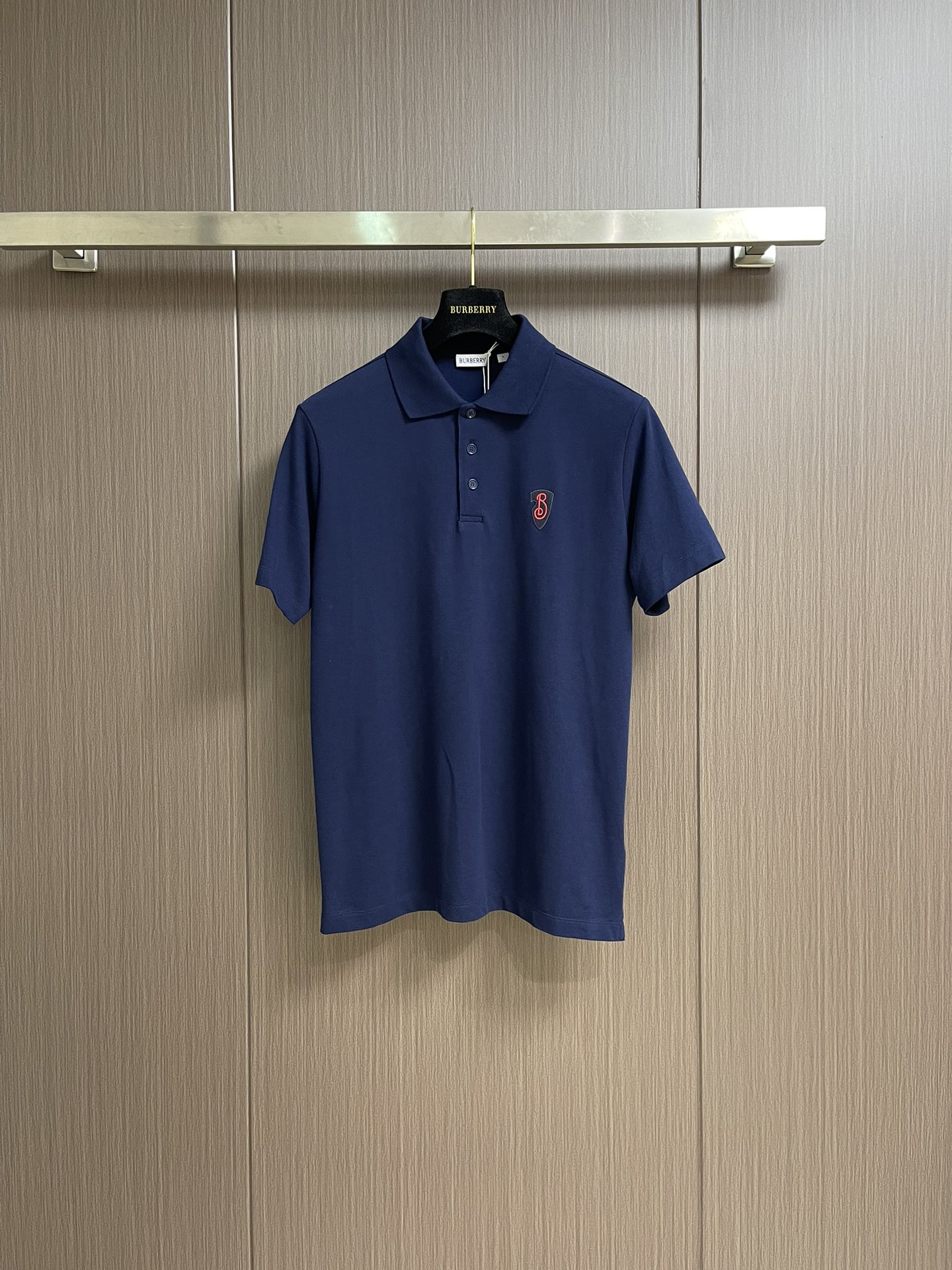 NO:415353,Burberry classic B-mark embroidered shirt, selected cotton beaded mesh fabric, with 'B' logo embroidery on the chest, presenting a slim fit style. From the classic series, it interprets the essential styles of the wardrobe in a distinct brand style. It is engraved with BBR English letters shell buttons and plaid plaids, the style is super straight, the upper body is fashionable and versatile, and the casual business must-have items. Size M-XXL, burberry, alexander wang19860909Burberry 经典B标刺绣章仔衫,甄选棉质珠地网眼布面料打造,胸前饰有'B'家徽标刺绣,呈现修身版型.来自经典之作系列,以鲜明品牌风格诠释衣橱必备款式.刻有BBR英文字母贝壳纽扣格纹开襟,版型超正,上身时尚百搭,休闲商务必备单品.尺码M-XXL,,burberry,alexander wang,Men's clothing