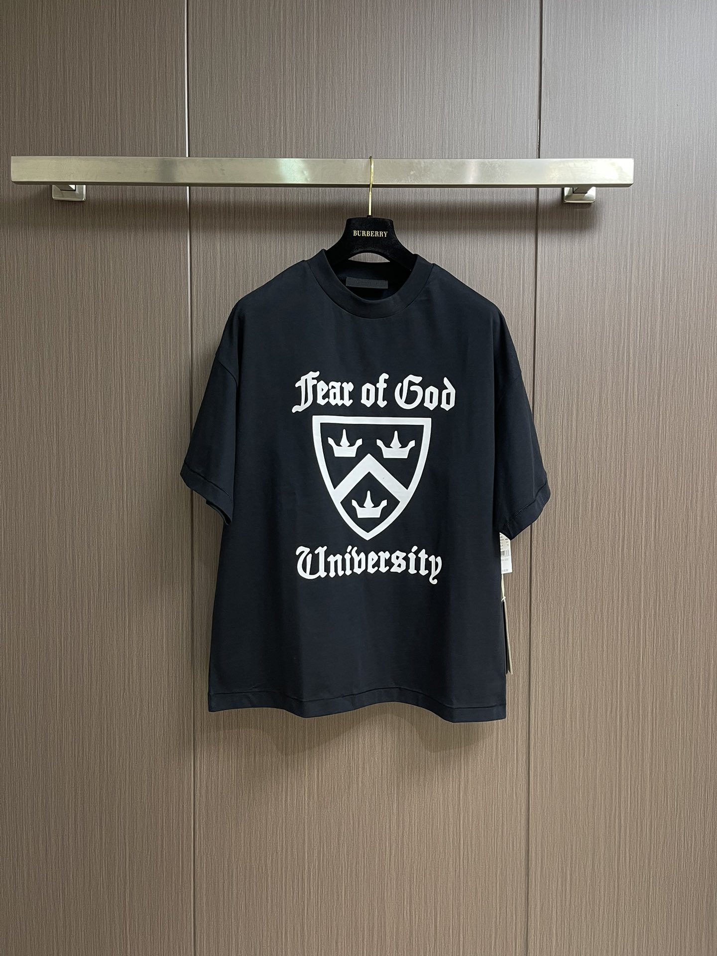 NO:415334,Fear of God FALL 2025SS HOLIDAY series Heavy Crewne Tee Heavy letter casual round neck short-sleeved T-shirt, high-quality fabrics are made of high-end 280g fabric!  Silky and smooth!  No deformation, no pilling!  Three quality inspection and regular quality control, exquisite workmanship, comfortable, breathable and textured upper body. Customized 3D silicone nameplate on the back. Size XS-L, T-shirt,tees, t-shirt,alexander wang19860909Fear of God FALL 2025SS HOLIDAY系列 Heavy Crewne Tee 重磅字母休闲圆领短袖T恤,高品面料采用高端280克面料！丝滑柔顺！不变形,不起球！三道质检制规整 做工精致,上身舒适透气有质感.后背定制3D硅胶铭牌.尺码XS-L,,T-shirt,tees，t-shirt,alexander wang,Men's clothing