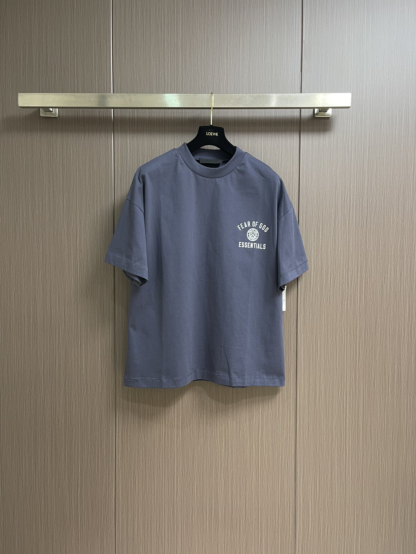 NO:415260,Fear Of God Essentials 2025ss HOLIDAY Campus Small Label Printed Short-Sleeve T-shirt, which is made of heavy 280G pure cotton fabric, soft and skin-friendly and has a natural draping feeling. The slight retro texture enhances the old street style. The neckline, cuffs and hem are integrated with high-density rib knitted materials to improve wear resistance and deformation resistance. It is not easy to loosen after wearing it for a long time, continuing the signature Fear Of God's silhouette, loose tailoring and shoulder-falling design, emphasizing the lazy and casual high street atmosphere, the matte glue process maintains a low-key texture, and the outer packaging + auxiliary materials are all customized. Essentials is a fashionable and suitable for ordinary people. Simple design in plain colors, and it is so simple and can make people wear different flavors. Size XS-L,, T-shirt,tees, t-shirt,alexander wang19860909Fear Of God Essentials 2025ss HOLIDAY校园小标印花短袖T恤,采用重磅280G纯棉面料,柔软亲肤且具备自然垂坠感,轻微复古纹理感强化老式街头风格,领口、袖口及下摆融入高密度罗纹针织材质,提升耐磨性与抗变形能力,久穿不易松垮,延续Fear Of God标志性廓形,宽松剪裁搭配落肩设计,强调慵懒随性的高街氛围,哑光胶浆工艺保持低调质感,外包装＋辅料全部定制,Essentials 是非常适合普通人的时髦,素色的简单设计,就这么简简单单也能让人穿出不一样味道.尺码XS-L,,T-shirt,tees，t-shirt,alexander wang,Men's clothing