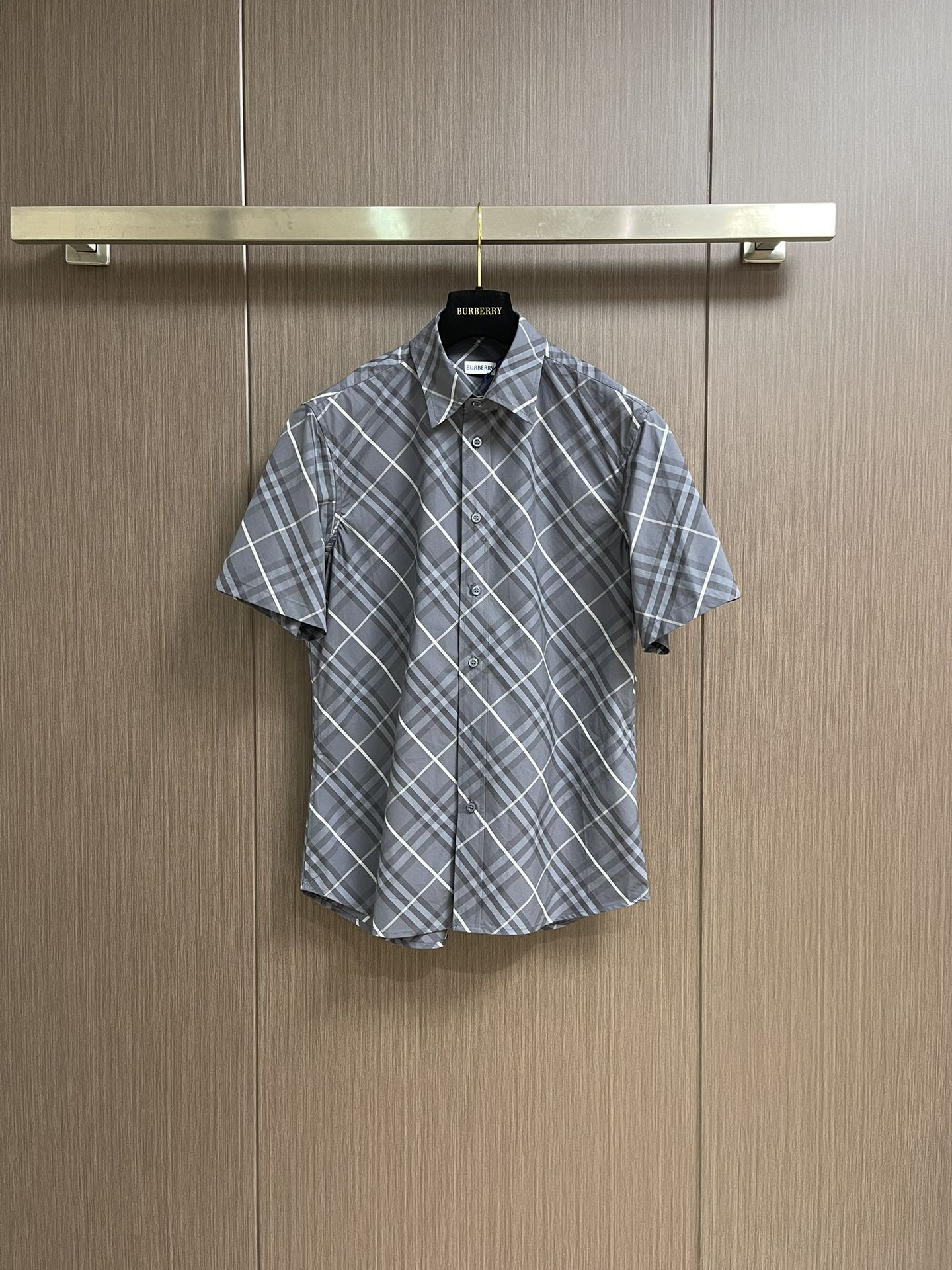 NO:412022,Burberry plaid short-sleeved shirt is crafted by custom cotton fabrics. The fabric is comfortable and soft, skin-friendly and breathable. The entire dress is made of classic brand plaids, high-quality plaid tailoring, snap-button opening and closing, pointed collar detail design, curved hem, simple design style, can be matched with multiple types of clothing to create a fashionable look, customized auxiliary materials, complete three standards, the same style for men and women!  Size S-XL, Burberry, Shirts, T-shirt, alexander wang19860909Burberry 格纹短袖衬衫,采用定制棉质面料匠心制作,面料舒适柔软,亲肤透气,全衣饰以品牌经典格纹,高品质对格剪裁,按扣开合,尖领细节设计,弧形衣摆,简单设计款式,能与多类型服饰搭配营造时尚造型,定制辅料,三标齐全,男女同款！尺码S-XL,,burberry,shirts,T-shirt,alexander wang,Men's clothing