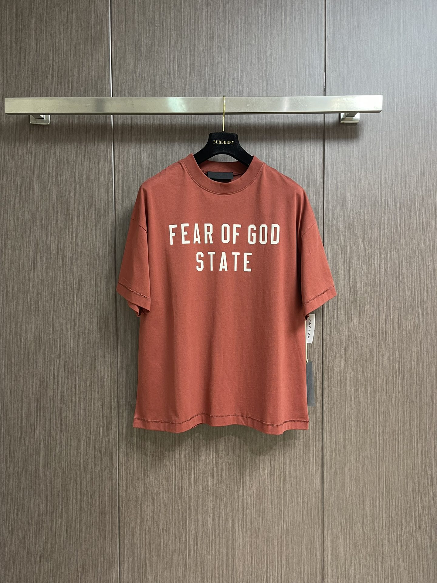 NO:412002,FOG FEAR OF GOD ESSENTIALS STATE Season 9 letter printing heavy high street pure cotton short-sleeved T-shirt, fixed weaving and dyeing heavy 270g combed pure cotton, customized suede beautiful velvet lettering film on the back, hot processing glue pressing process. Support random comparison, and return and exchange at will if you are not satisfied!  The original fixed-woven fixed-dyed 270 grams heavy combed pure cotton is washed with high temperature, which ensures the feel and reduces the shrinkage rate. The feel is heavy and thick, and the surface is relatively smooth and delicate. The high-end fixed-dyed color is 32 1x1 double-stranded tight cotton threads, with a precision three-dimensional cut, loose style, versatile and not picky, the upper body is more handsome and textured, ensuring that it will not collapse and deform after washing for a long time!  The imported elliptical machine silk screen thick plate printing process for chest, scraping several times to ensure that it is not easy to crack and deform after a long time of washing!  Full set of custom-made latest accessories. Size XS-L, T-shirt,tees, t-shirt,alexander wang19860909FOG FEAR OF GOD ESSENTIALS STATE第九季字母印花重磅高街纯棉短袖T恤,定织定染重磅270g精梳纯棉,后背定制绒面美丽绒刻字膜,热加工压胶工艺.支持随意对比,不满意随意退换！原版定织定染270克重磅精梳纯棉,高温洗水,保证手感的同时降低缩水率,手感偏重磅厚实,表面比较顺滑细腻.高端定染同色32支1x1双股紧密全棉螺纹,精工立体剪裁,宽松的版型,百搭不挑人,上身更加帅气有质感,保证久洗不易塌陷变形！胸口进口椭圆机丝网厚板印花工艺,连刮数遍,保证久洗不易开裂变形！全套定制最新辅料.尺码XS-L,,T-shirt,tees，t-shirt,alexander wang,Men's clothing