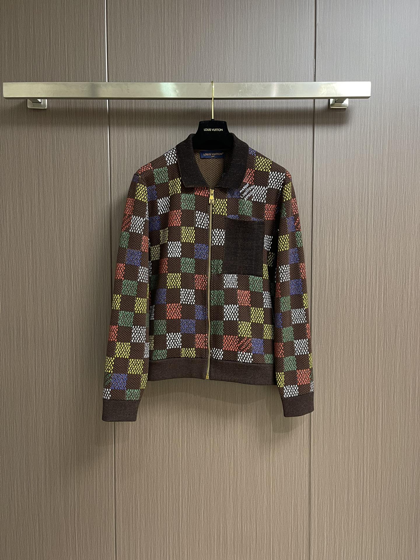 NO:412004,Tops, shorts, LV colored chessboard jacquard knitted cardigan shorts set, made of cotton-blend knitted fabric, presenting the seasonal Vers Der pattern on the fabric through full jacquard process, while integrating the Marque L.Vuitton Deposee logo into the design, showing a vivid hand-painted effect. The ribbed collar, cuffs and hem design, as well as the zipper front and chest patch pockets, all reflect the fine craftsmanship and brand characteristics. Not only is it suitable for spring lightness, it can also be matched with the same style to create a casual and fashionable look. Size S-XL, louis vuitton, versace, shorts, alexander wang19860909上衣 短裤 LV 彩色棋盘格提花针织开衫短裤套装,采用棉质混纺针织面料,通过全幅提花工艺在面料上呈现当季Vers Der 图案,同时将Marque L.Vuitton Deposee标识融入设计中,展现出生动的手绘效果.这款的罗纹衣领、袖口和下摆设计,以及拉链前襟和胸前贴袋,均体现了精细的工艺和品牌特色.不仅适合作为春季的轻薄,还可以与同款搭配,打造出休闲而时尚的造型.尺码S-XL,,louis vuitton,versace,shorts,alexander wang,Men's clothing