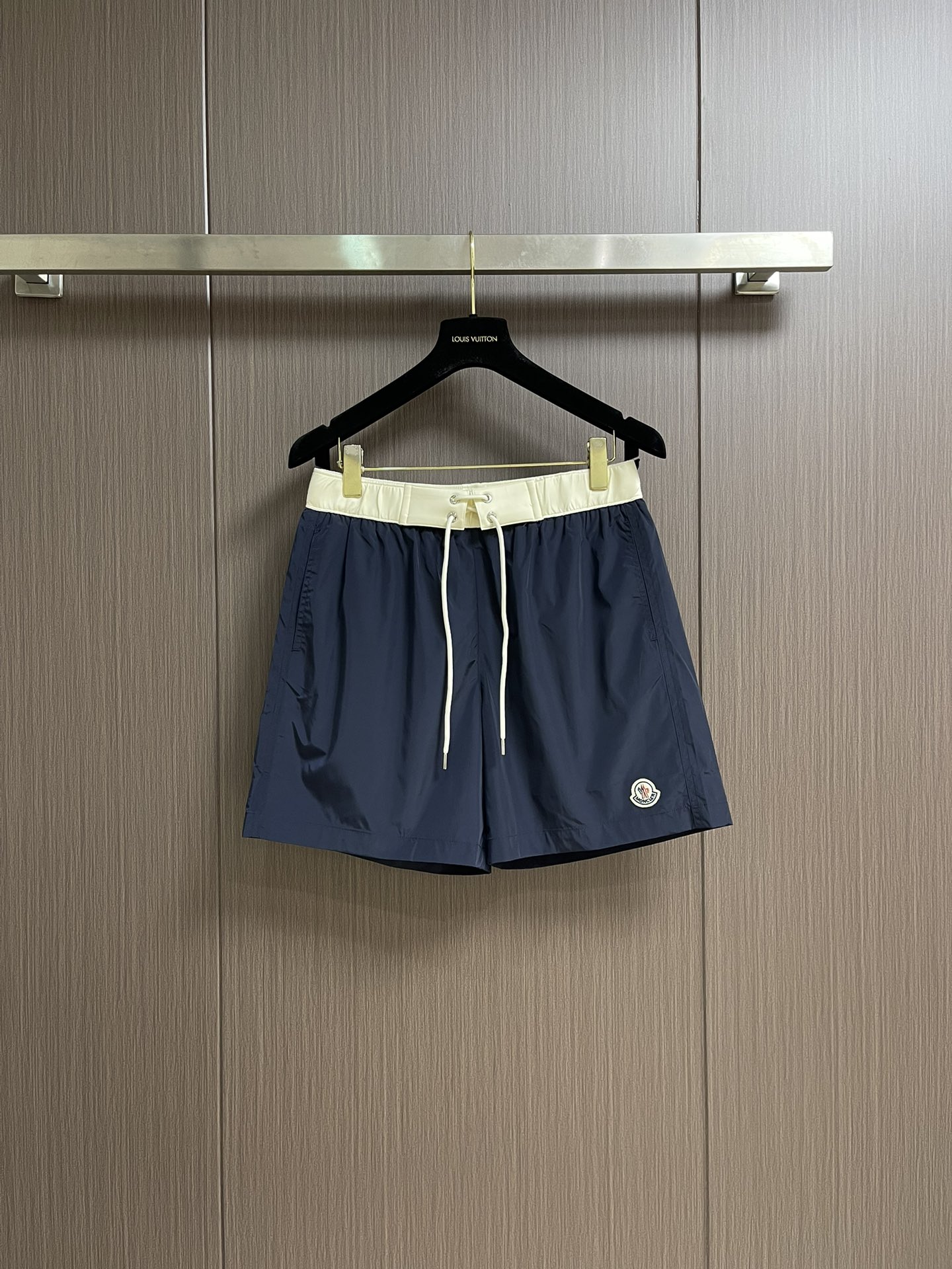 NO:411967,MONCLER logo drawstring beach shorts, the fabric is made of selected high-quality polyester fiber. The fabric is not only soft and skin-friendly, but it feels like being gently wrapped in clouds when worn on the body, and it is also breathable. It will not feel stuffy in summer. The overall wiring is straight and delicate, the fabric is comfortable and soft, and the color is consistent and has no color difference. It can be matched with the same style to create a fashionable look, and it can be customized for various occasions, customized auxiliary materials, complete three standards, the same style for men and women!  Size S-XL, shorts, alexander wang19860909MONCLER 徽标抽绳沙滩短裤,面料采用精选优质聚酯纤维,面料不仅柔软亲肤,穿在身上就像被云朵轻轻包裹,而且透气性绝佳,夏天穿完全不会觉得闷热,整体走线平直细腻,面料舒适柔软,颜色一致无色差 能与同款搭配营造时尚造型,驾驭各种场合,定制辅料,三标齐全,男女同款！尺码S-XL,,shorts,alexander wang,Men's clothing