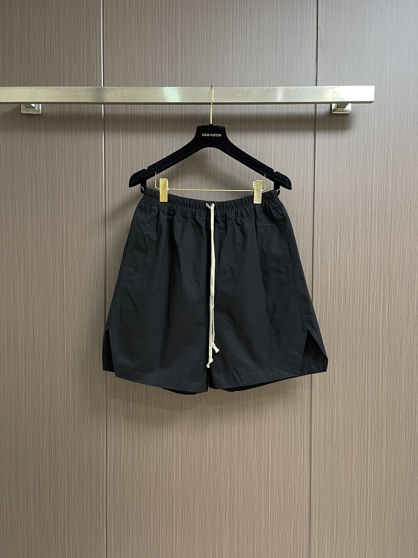 NO:412005,RO 2025SS spring and summer dark style sports shorts basically update fabric every season, ordering, dyeing, drawstring elasticity, custom hardware, easy to match on both men and women, size S-XL, shorts, alexander wang19860909RO 2025SS春夏暗黑风运动短裤 基本每季都会更新布料,订织订染,抽绳松紧,定制五金,男女上身易搭效果好 尺码S-XL,,shorts,alexander wang,Men's clothing