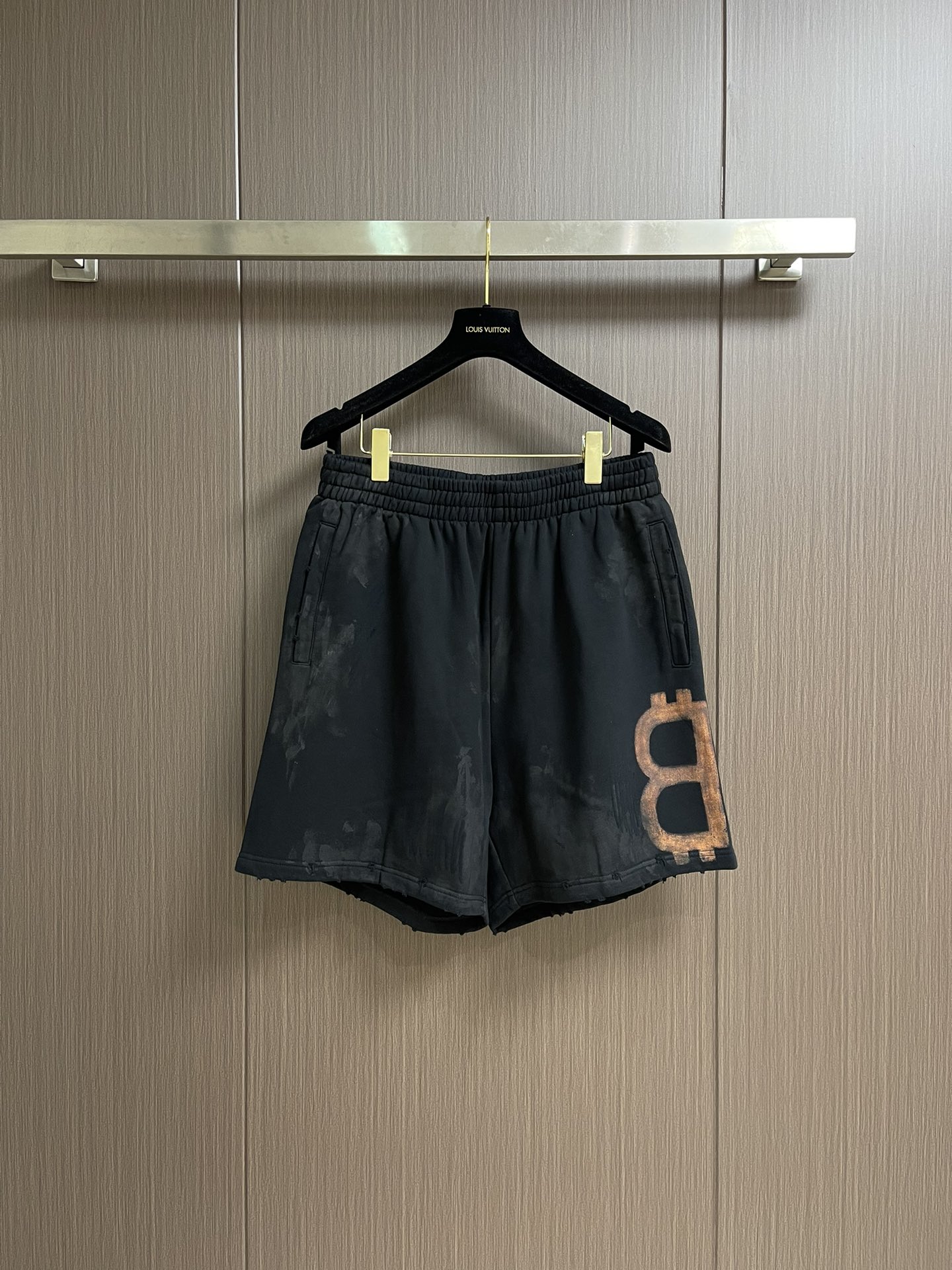 NO:411998,Balenciaga Spring and summer classic double B side splicing and alignment printing, old-fashioned holes, standard drawstring five-point shorts, 100% cotton fabric is comfortable to use, retro washing, narrow hem of trousers, double-line locking edges, fine and firm stitching. The squid tendons are easy to put on and take off, and the elasticity is not easy to deform. The batch bags on both sides are large enough to be beautiful and easy to store small objects. The waist button door is worn with a trouser rope, which can be adjusted to the size of the waist and not slip off easily. It looks particularly good in sports or casual wear, and the loose fit is comfortable to the upper body!  Color-based dyeing fabric, craft printed letters. Size S-XL, balenciaga, shorts, alexander wang19860909Balenciaga 春夏经典双B侧位拼接对位印花 做旧破洞 标抽绳五分短裤,百分百棉面料采用舒适牛肚,复古水洗,裤脚下摆窄针双线锁边,针脚细密牢固.丈筋腰头,穿脱方便 弹力好不易变形 两侧做批袋,容量足够大,美观的同时方便存放小物件.腰头开钮门穿裤头绳,可调节腰头大小,不易滑落 运动或者休闲穿都特别好看,宽松版型上身又舒适！对色定染面料,工艺印花字母.尺码S-XL,,balenciaga,shorts,alexander wang,Men's clothing