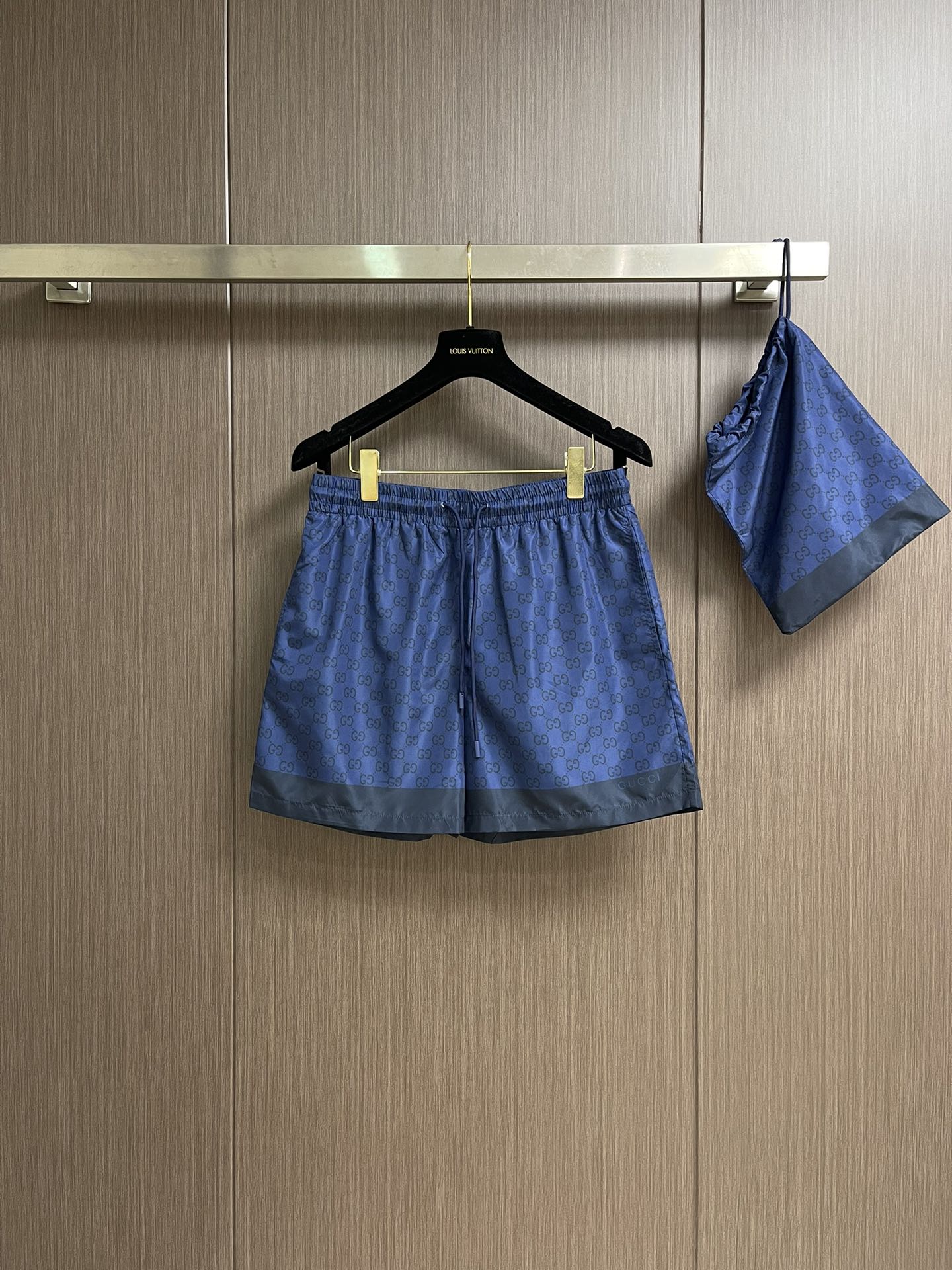 NO:411975,GUCCI 2025SS early autumn new silk sports beach shorts, with interlocking logo patterns all over the body, dark stripes embellished letter logo prints on the hem, elastic elastic waist circumference, drawstring details in the same color, oblique socket pocket design. Size S-XL, gucci, shorts, alexander wang19860909GUCCI 2025SS早秋新款丝质运动沙滩短裤,满身互扣logo图案,下摆深色条纹点缀字母logo印花,弹力松紧带腰围,同色系抽绳细节,斜插口袋设计.尺码S-XL,,gucci,shorts,alexander wang,Men's clothing