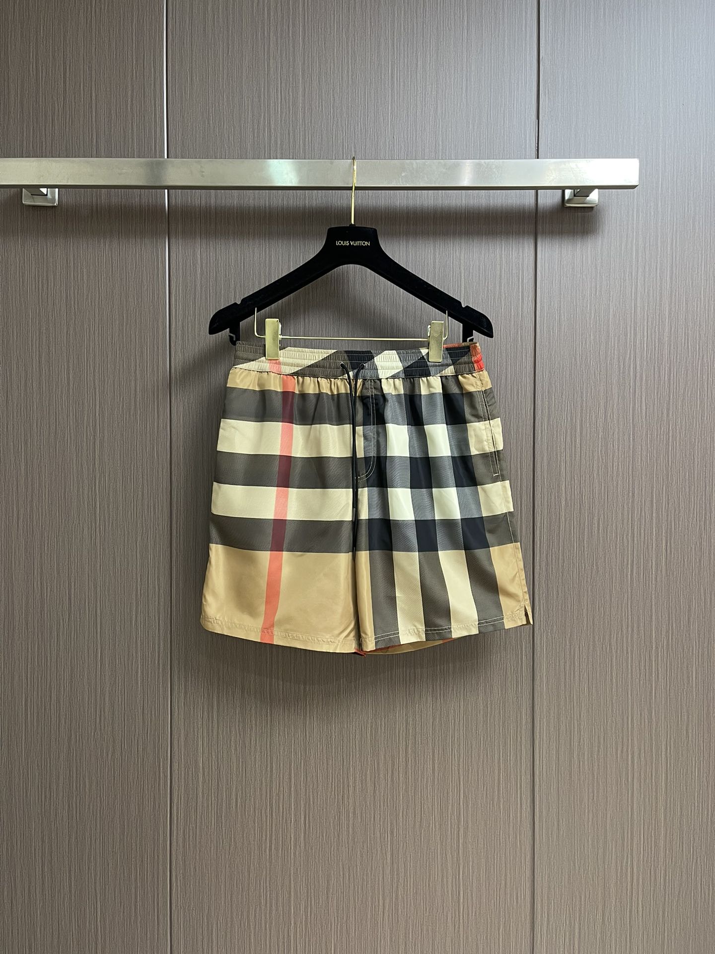 NO:412016,BURBERRY 2025SS summer new product plaid drawstring swimming shorts, drawstring swimming trunks, decorative worsted, classic plaid. It presents a casual style, paired with mesh lining. Elastic drawstring trousers waist side insert pocket; rear zipper pocket, casual style is looser than the regular style. Size S-XL, burberry, shorts, alexander wang19860909BURBERRY 2025SS夏季新品 格纹抽绳游泳短裤,抽绳式游泳裤,装饰精纺,经典格纹.呈现休闲版型,搭配网眼内衬.弹性抽绳裤腰侧插袋；后侧拉链口袋,休闲版型较常规版型剪裁更为宽松.尺码S-XL,,burberry,shorts,alexander wang,Men's clothing