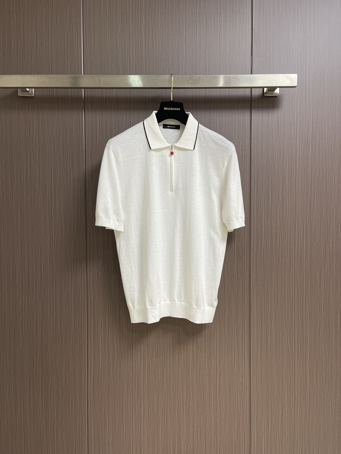 NO:415268,Kiton's classic logo knitted short-sleeved POLO shirt was founded in Naples, Italy in 1968. Founder Ciro Paone has an almost crazy persistence in quality. 'Add one more point above the full score' is the brand's consistent guiding principle. As a representative of classic elegance, Kiton uses traditional craftsmanship, rare fabrics, and exquisite tailoring to give clothes a vivid vitality. Size M-3XL, T-shirt, alexander wang19860909Kiton 经典标识针织短袖POLO衫,品牌于1968年创立于意大利那不勒斯,创始人Ciro Paone先生对品质有着近乎疯狂的执着,“满分之上再加一分”是品牌一贯的指导原则.作为经典优雅的代表,Kiton以传统的工艺,珍稀的面料,精湛的剪裁,赋予衣服鲜活的生命力.尺码M-3XL,,T-shirt,alexander wang,Men's clothing