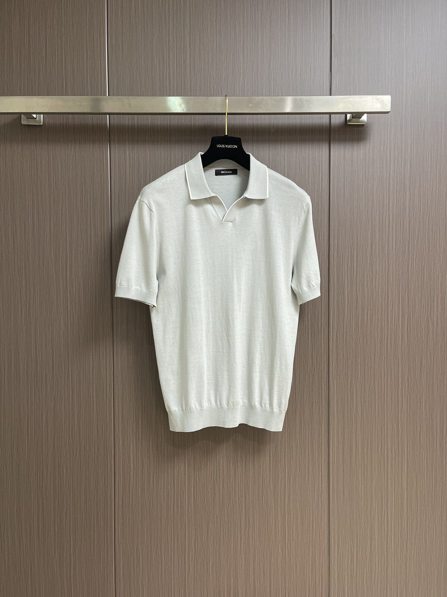 NO:415276,Kiton Men's V-lap short-sleeved knitted POLO shirt, simple but not lacking in style. As one of the representative works of the top luxury brands in Italy, the natural characteristics of wool fiber make the sweater light and warm, making the sweater extremely soft and skin-friendly, and it is very comfortable to wear. Pay attention to the matching of colors and patterns, making the sweater suitable for daily wear, and can be used for any occasion!  Size M-3XL, T-shirt,alexander wang19860909kiton 男士V翻领短袖针织POLO衫,简约而不失格调,作为意大利顶级奢侈品牌的代表作品之一,羊毛纤维的天然特性使得针织衫既轻盈又保暖,使得针织衫具有极佳的柔软度和亲肤性,穿着起来非常舒适,注重色彩和图案的搭配,使得针织衫既适合日常穿着,任何场合都即可！尺码M-3XL,,T-shirt,alexander wang,Men's clothing