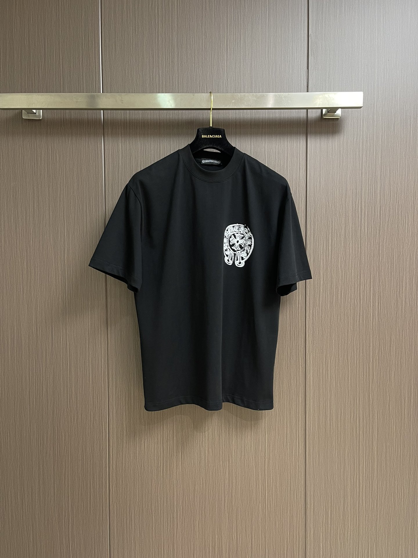 NO:415284,Come Hearts CH printed round neck short-sleeved T-shirt, high-end fuzzy overlapping printing process, black and white two-color, 280 grams high-weight cotton. Super good feel, delicate workmanship, moderate thickness, same style for men and women. Size M-XXL, T-shirt,tees, t-shirt,alexander wang19860909Come Hearts CH 印花圆领短袖T恤,高端模糊重叠印花工艺,黑白双色,280克高克重全棉.手感超好,做工细致,厚度适中,男女同款.尺码M-XXL,,T-shirt,tees，t-shirt,alexander wang,Men's clothing