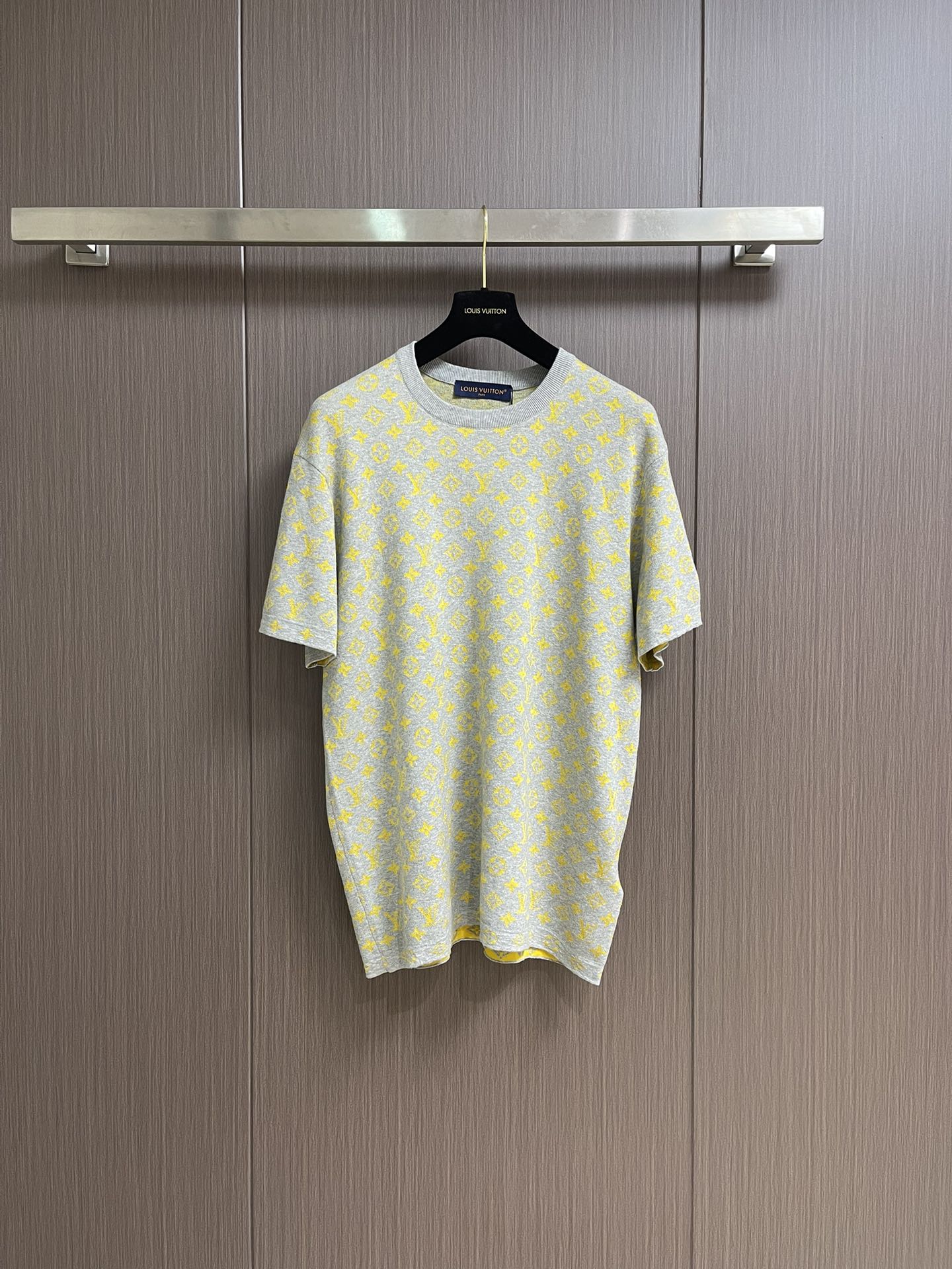 NO:412039,LV 2025Ss new golden presbyterian jacquard wool short-sleeved T-shirt, this round neck shirt is made of soft cotton, which can inject colorful vitality into summer shapes. The full Monogram Glow jacquard and simple background collide with color contrast, making the Monogram pattern reflect the subtle luster of mulberry silk. Size S-XL,,louis vuitton, T-shirt,tees, t-shirt,alexander wang19860909LV 2025Ss新款金色老花提花毛织短袖T恤,本款圆领衫取材柔软棉布,可为夏日造型注入缤纷活力.全幅Monogram Glow提花与素雅背景碰撞色彩反差,令 Monogram 图案映现桑蚕丝的微妙莹泽.尺码S-XL,,louis vuitton,T-shirt,tees，t-shirt,alexander wang,Men's clothing