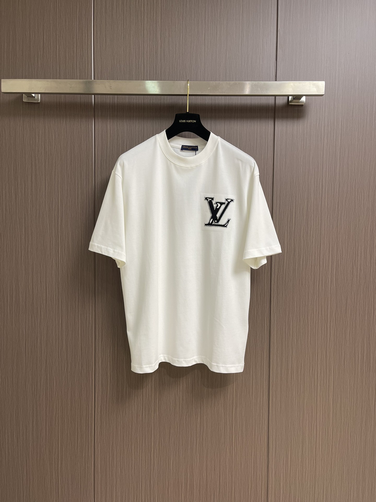 NO:411981,LV 2025ss new embroidered logo round neck T-shirt, with organic cotton embroidered fabric and textured damier jacquard, decorated with embroidered logos, including a 1V badge on the chest. This item is very summer event and adds a delicate embellishment to casual styles. Size M-XXL,,louis vuitton,tees, t-shirt,alexander wang19860909LV 2025ss新款刺绣标识圆领T恤,采用有机棉凸纹面料和纹理damier 提花,饰有刺绣标志,包括胸前绣1v徽章.这款单品非常夏天活动,为休闲款式增添了精致的点缀.尺码M-XXL,,louis vuitton,tees，t-shirt,alexander wang,Men's clothing