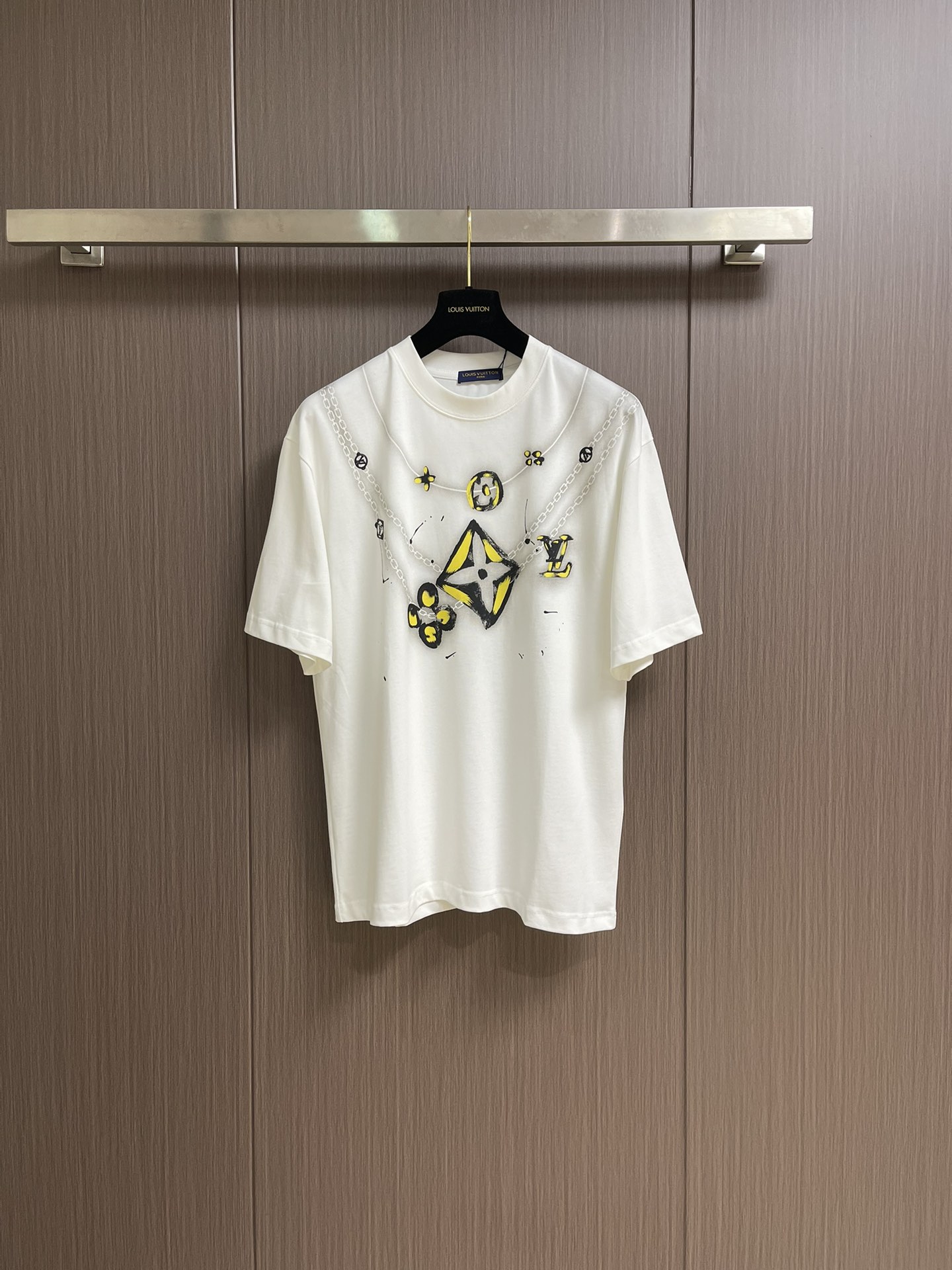 NO:411994,LV 2025fw summer new graffiti embroidered short-sleeved T-shirt, customized 260g cotton double yarn tight and smooth fabric, clean cloth surface, clear cloth pattern, very delicate and solid feel, more strong, tight and wear-resistant, three-dimensional positioning and tailoring of the dress. Size M-XXL,,louis vuitton, T-shirt,tees, t-shirt,alexander wang19860909LV 2025fw夏季新款涂鸦刺绣短袖t恤,定制260g全棉双纱紧密爽滑面料,布面干净,布纹清晰,手感非常细腻扎实,更加力挺 紧实耐磨,整衣立体定位剪裁.尺码M-XXL,,louis vuitton,T-shirt,tees，t-shirt,alexander wang,Men's clothing