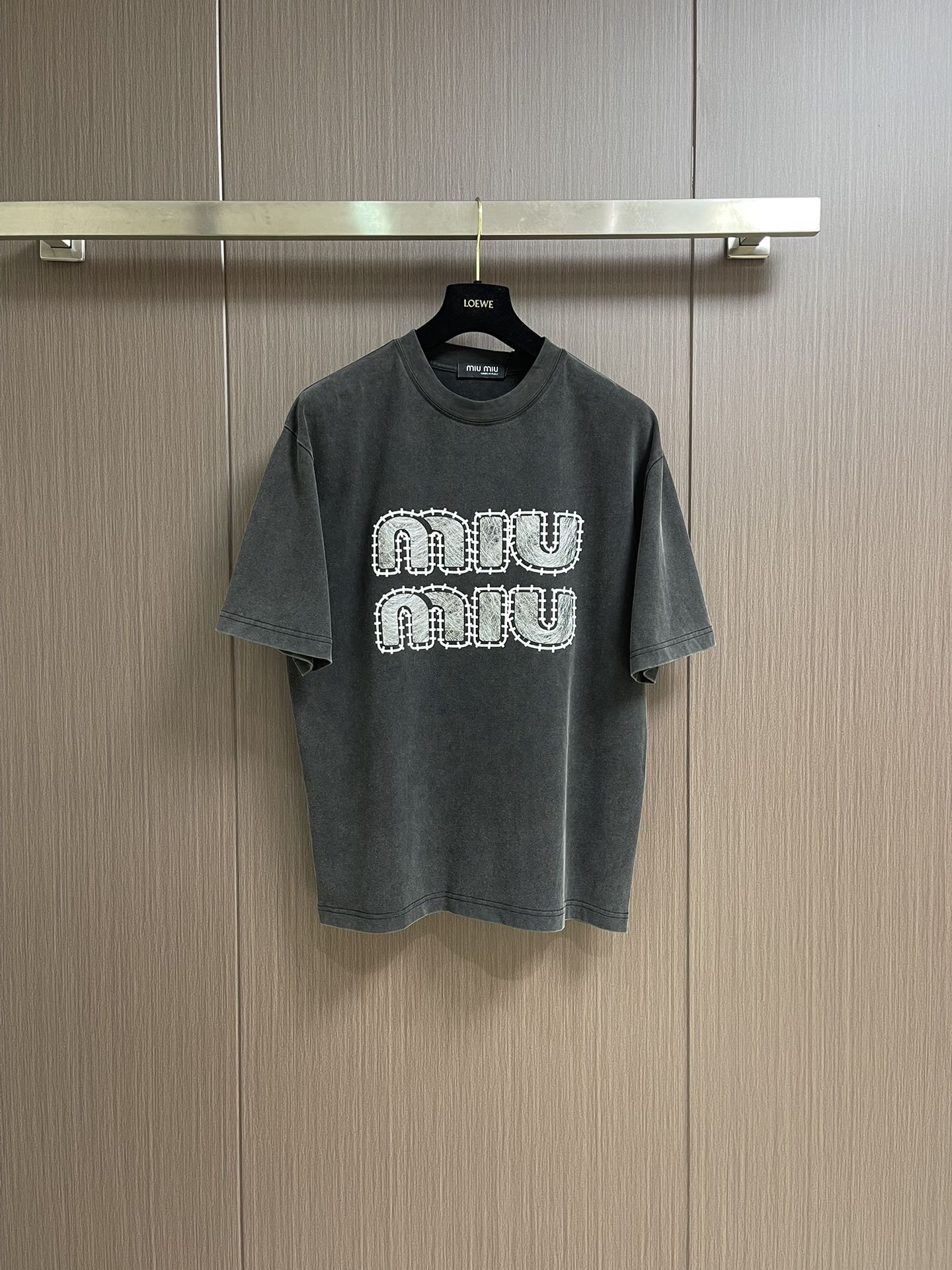 NO:411979,Miumiu 2025SS Spring and Summer New Products Chest Three-dimensional Embroidery Classic Logo Short-sleeved T-shirt, Detergent Dyeing High Gram Heavy Combed Cotton Fabric, Soft and Combed Cotton Texture, Soft and Comfortable Texture, Very Stylish and Handy, Os Loose Side Style, Spring and Summer Men and Women Sizes M-XXL,, Miumiu, T-shirt, Tees, T-shirt, Alexander Wang19860909miumiu 2025SS春夏新品胸口立体刺绣经典logo短袖t恤,定织定染高克重紧密精梳棉面料,质感柔软舒适上身非常有型帅气,os落肩宽松版型 春夏 男女同款 尺码M-XXL,,miumiu,T-shirt,tees，t-shirt,alexander wang,Men's clothing