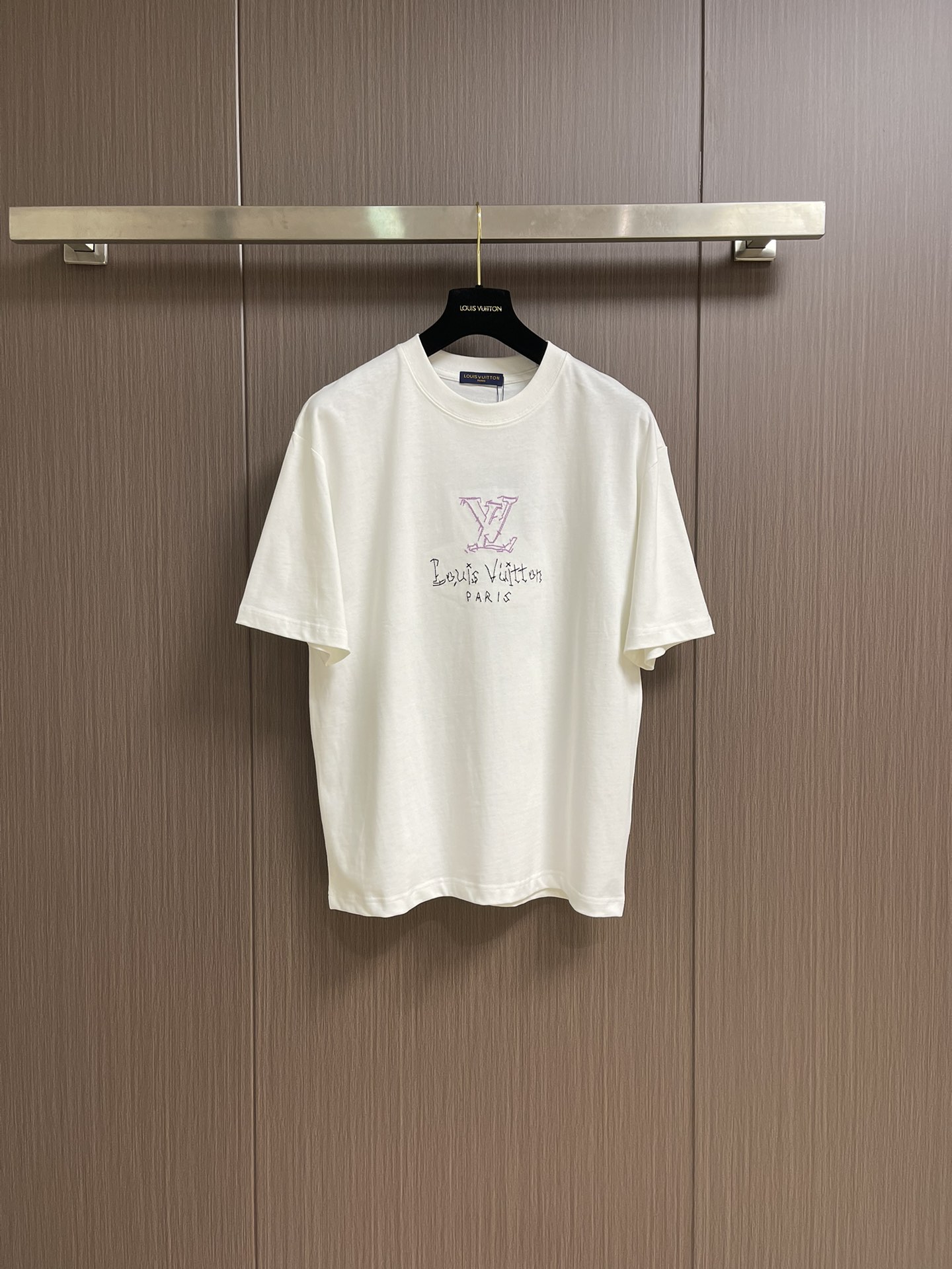 NO:411987,LV 2025ss new knitted short-sleeved T-shirt, classic twisted rope logo embroidery, the fabric is super comfortable customer-supplied fabric, the whole piece of clothing feels soft and delicate, and the breathable is good. The embroidered pattern adds the overall sense of high-end!  Size M-XXL, louis vuitton, T-shirt,tees, t-shirt,alexander wang19860909LV 2025ss新款针织短袖T恤,经典的扭绳logo刺绣,面料是超级舒适的客供面料,整件衣服手感柔软细腻 透气性好,刺绣的图案增加了整体的高级感！尺码M-XXL,,louis vuitton,T-shirt,tees，t-shirt,alexander wang,Men's clothing