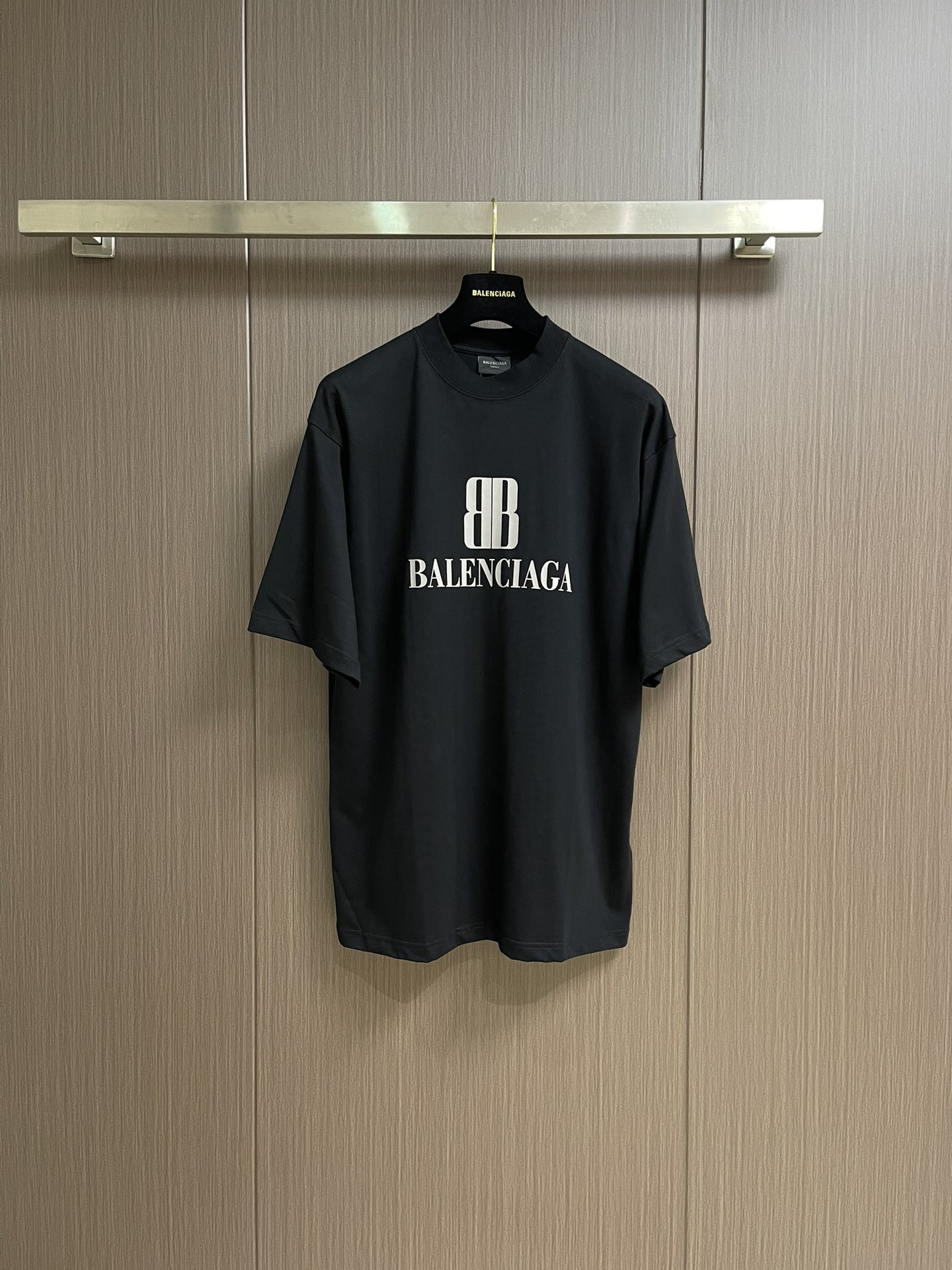 NO:412034,Balenciaga black letter double B printed short-sleeved T-shirt, using 15S fine cotton plain pattern, 230g; paired with 32S double yarn thread, 300g. High-density dot slurry printing is a unique and advanced printing technology. The dots are distributed very densely, so the printed patterns have extremely high clarity and resolution. Use high-density dot slurry printing technology to print various complex patterns and textures on clothing. Ink and graffiti letter printing has a unique texture and three-dimensionality through this technology. The overall line is straight and delicate, the fabric is comfortable and soft, and the color is consistent and has no color difference. It can be matched with the same style to create a fashionable look, control various occasions, customize auxiliary materials, complete three standards, the same style for men and women!  Size XS-L, balenciaga, T-shirt,tees, t-shirt,alexander wang19860909Balenciaga 黑字母双B印花短袖T恤,采用15S精棉平纹,230g；搭配 32S双纱拉架螺纹,300g.高密度网点浆印花是一种独特且高级的印刷技术,网点的分布非常密集因此印刷出的图案具有极高的清晰度和分辨率.利用高密度网点浆印花技术在服装上印刷出各种复杂的图案和纹理,水墨涂鸦感字母印花通过这种技术印刷,具有独特的质感和立体感.整体走线平直细腻,面料舒适柔软,颜色一致无色差 能与同款搭配营造时尚造型,驾驭各种场合,定制辅料,三标齐全,男女同款！尺码XS-L,,balenciaga,T-shirt,tees，t-shirt,alexander wang,Men's clothing