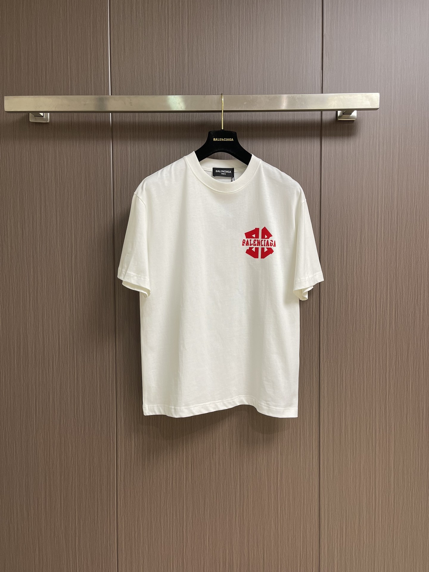 NO:415293,Balenciaga BB flocking printed logo round neck short-sleeved T-shirt, fixed weaving and dyeing 100% pure cotton double-strand fabric, laundry washing water, front high-definition scanning pattern perfectly restored laser positioning machine printing, neckline ribbed fabric fixed weaving and dyeing, overall line straight and delicate, fabric comfortable and soft, consistent color without color difference, customized auxiliary materials. Size M-XXL,,balenciaga, T-shirt,tees, t-shirt,alexander wang19860909Balenciaga BB植绒印花logo圆领短袖T恤,定织定染百分百纯棉双股面料 成衣洗水 前幅高清扫描图案完美还原激光定位机印 领口罗纹面料定织定染色 整体走线平直细腻 面料舒适柔软 颜色一致无色差,定制辅料.尺码M-XXL,,balenciaga,T-shirt,tees，t-shirt,alexander wang,Men's clothing