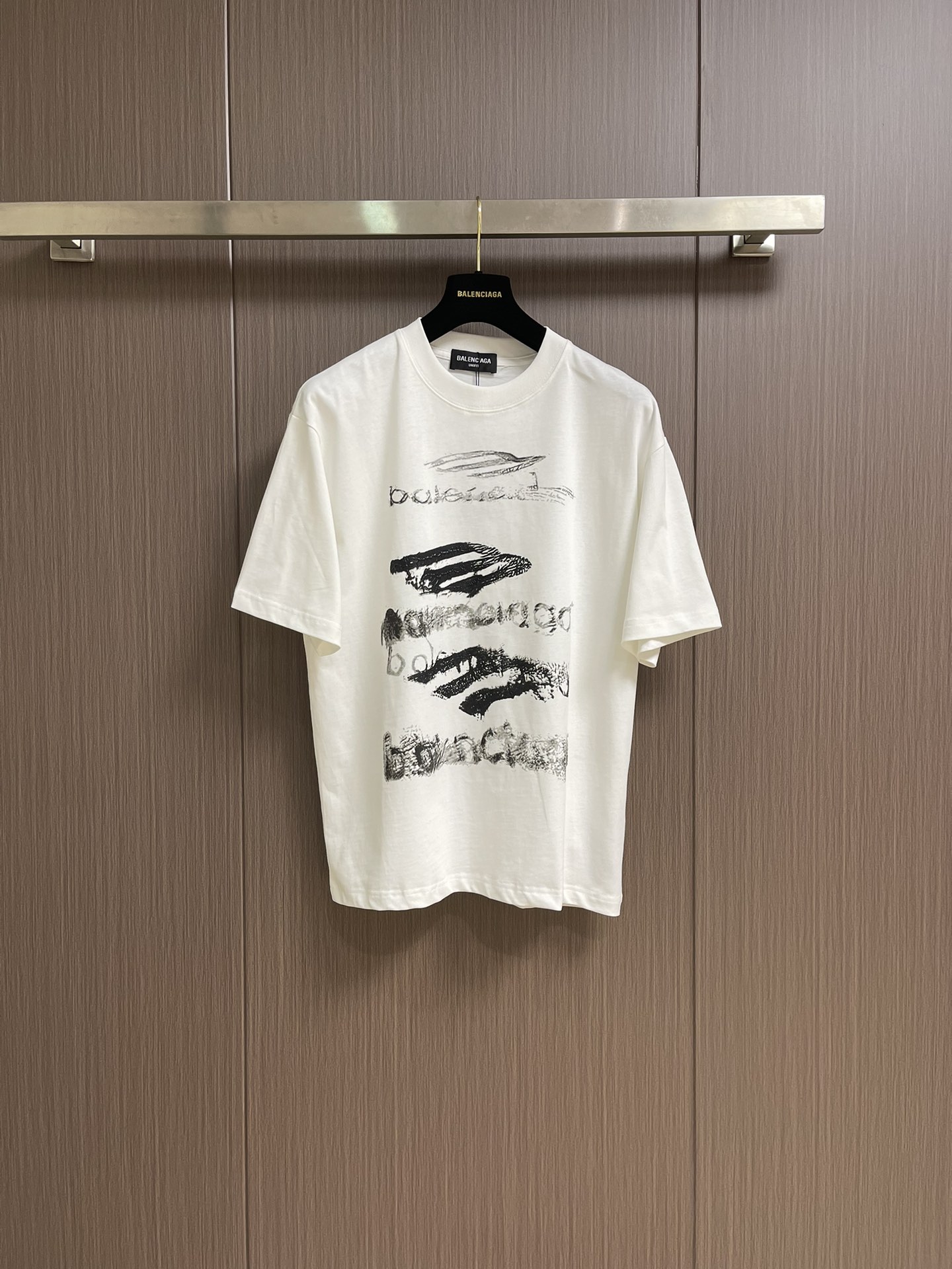 NO:415302,Balenciaga 2025SS new fuzzy letter logo printed round neck short-sleeved T-shirt, the fabric is made of fixed woven and dyed all cotton double yarn. The weight is 260 grams, and the cloth is clean.  The fabric is clear, soft and comfortable, and the threads are fixed dyed without color difference. The classic logo uses environmentally friendly imported materials to print, direct injection process of the outlet, and the effect is three-dimensional. The style adopts os loose shoulder-shoulder style. Size M-XXL, balenciaga, T-shirt,tees, t-shirt,alexander wang19860909Balenciaga 2025SS新款模糊字母logo印花圆领短袖T恤,面料采用定织定染全棉双纱.克重260克,布面干净．布纹清晰,柔软舒适,螺纹采用定染无色差.经典logo采用环保进口材料印花,网点直喷工艺,效果立体. 版型采用os宽松落肩版型.尺码M-XXL,,balenciaga,T-shirt,tees，t-shirt,alexander wang,Men's clothing