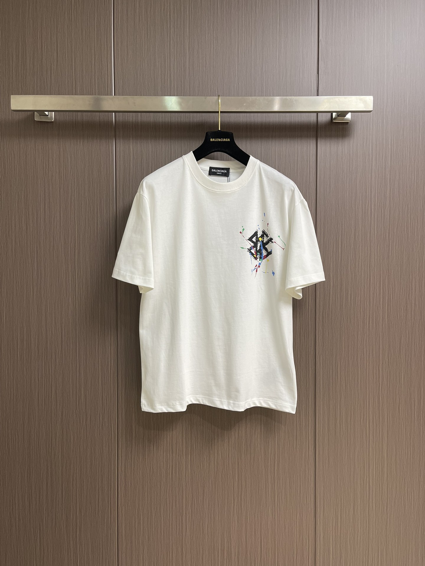 NO:415310,Balenciaga graffiti letter logo short-sleeved T-shirt unique fashionable and creative graffiti pattern casual and loose fit suitable for all body shapes, whitening and slimming on the upper body Customized 40 double yarn fabrics Soft and comfortable to touch, same style for men and women. Size M-XXL,,balenciaga, T-shirt,tees, t-shirt,alexander wang19860909Balenciaga 涂鸦字母logo短袖T恤 独具时尚创意的涂鸦图案 休闲宽松版型 适合各种身材 上身显白显瘦 定制40支双纱面料 手感柔软舒适 男女同款.尺码M-XXL,,balenciaga,T-shirt,tees，t-shirt,alexander wang,Men's clothing