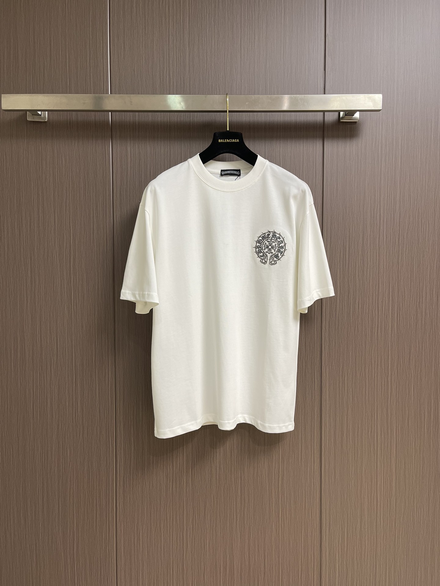 NO:415319,CH Crowxin 2025FW spring and summer new chain embroidered round neck T-shirt, using heavyweight 320G double yarn combed cotton material, with a strong three-dimensional feeling on the upper body, and adopts the chain ten thousand needle embroidery series!  Size M-XXL, chrome hearts,tees, t-shirt,alexander wang19860909CH克罗心 2025FW春夏新款锁链刺绣圆领T恤,采用重磅320G双纱精梳棉材质 上身立体感强 采用锁链万针刺绣系列工艺！尺码M-XXL,,chrome hearts,tees，t-shirt,alexander wang,Men's clothing