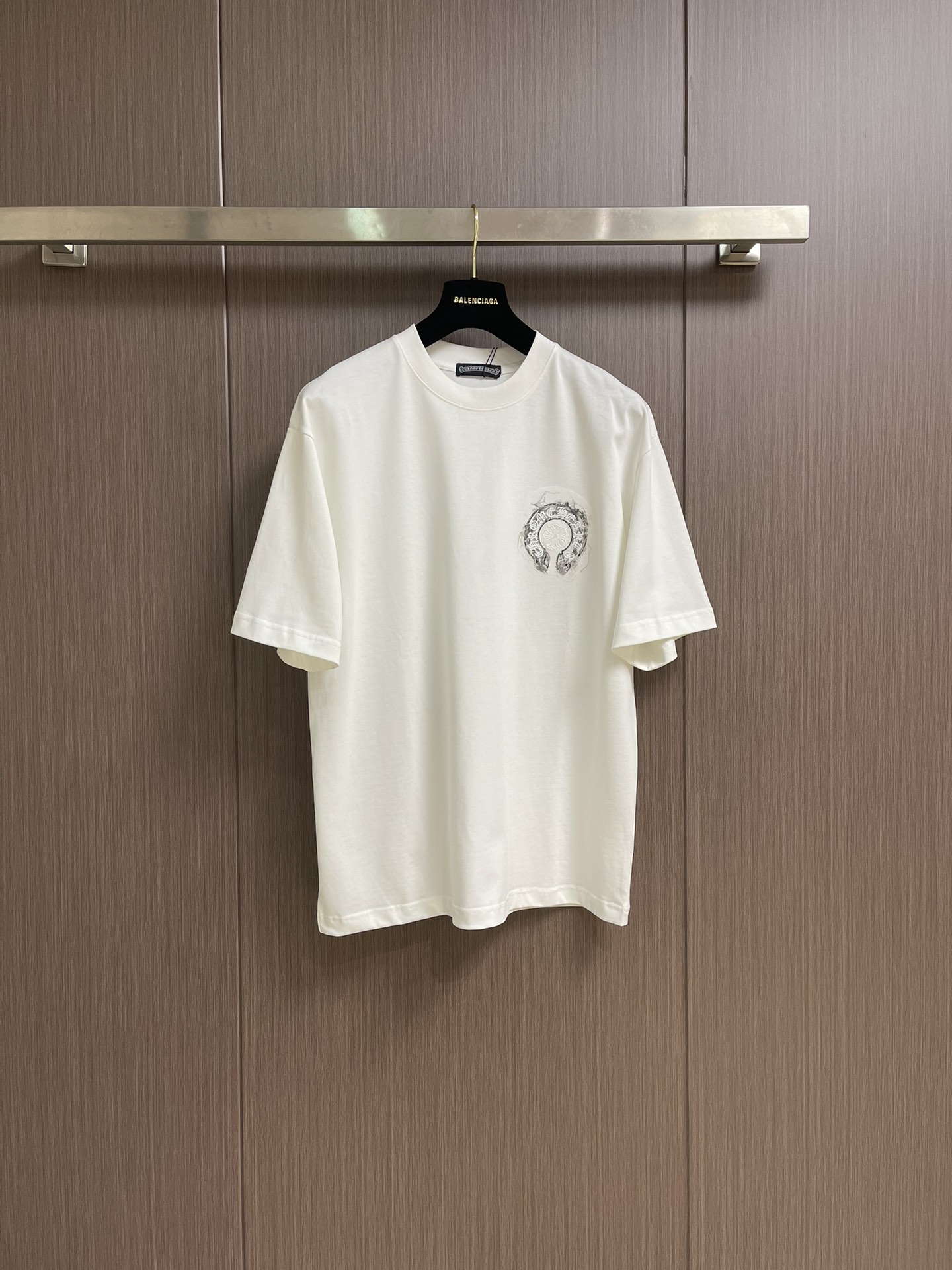 NO:411948,CH Croxin 2025FW Cross Flower Graffiti Print Short-Sleeve T-shirt Chrome Hearts Sanskrit, Chrome Hearts' iconic Sanskrit prints are flamboyant and mysterious. They instantly stand out from the crowd when they wear them, with a rock star aura. The bold prints break the dullness of conventional T-shirts and perfectly blend street trends with classic styles. It is perfect for daily going out on the street or attending music festivals!  Size M-XXL, chrome hearts, chrome hearts, T-shirt, tees, t-shirt, alexander wang19860909CH 克罗心 2025FW十字花涂鸦印花短袖T恤 Chrome Hearts梵文,Chrome Hearts标志性的梵文印花,张扬又神秘,穿上身瞬间从人群中脱颖而出,自带摇滚巨星气场.大胆的印花打破常规T恤的沉闷,将街头潮流与经典版型完美融合,日常出街或是参加音乐节都超合适！尺码M-XXL,,chrome hearts,chrome hearts,T-shirt,tees，t-shirt,alexander wang,Men's clothing