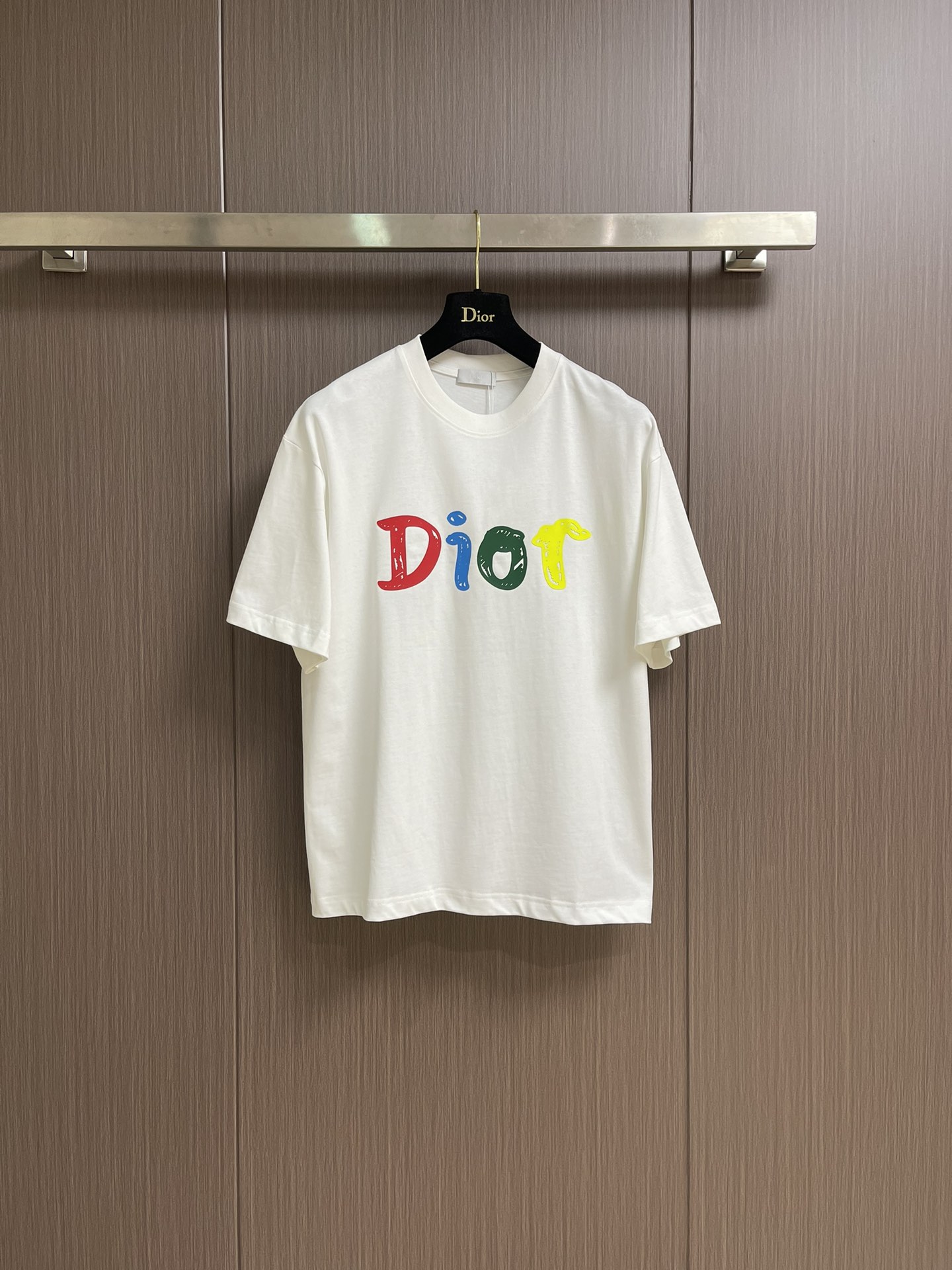 NO:411939,Dior 2025SS early spring new hand-painted graffiti pattern round neck short-sleeved T-shirt, pure cotton fabric, soft upper body, comfortable and breathable, full texture!  Fine workmanship!  Decorated with hand-painted graffiti patterns and dior letter logo embellishes the body. Classic round neck tailoring. Classic versatile and can be matched with items of various seasons. The body printing technology has long been unparalleled with high-end texture. The upper body is super handsome and stylish. The solid color body and dior logo bring a high recognition experience. The new season is a sincere designer masterpiece, basic round neck pullover short sleeves, versatile and popular. Size M-XXL, dior, T-shirt, tees, t-shirt, alexander wang19860909Dior 2025SS早春新款手绘涂鸦图案圆领短袖T恤,纯棉面料,上身柔软,舒适透气,质感十足！做工精细！饰以手绘涂鸦 图案,dior字母标识点缀衣身.经典圆领剪裁.经典百搭,可与各季节单品搭配.衣身印花工艺早就无与伦比的高级质感,上身超级帅气有型,纯色衣身与dior 标识带来高辨识度体验,新一季 诚意满满的设计师力作,基础款圆领套头短袖,百搭爆款.尺码M-XXL,,dior,T-shirt,tees，t-shirt,alexander wang,Men's clothing