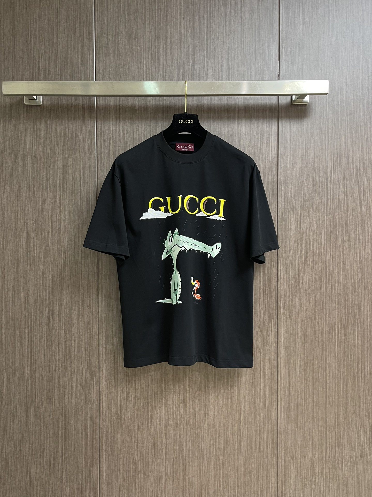 NO:412009,GUCCI printed cartoon character printed logo T-shirt, using 280g double yarn cotton fabric, paired with customized threaded prints, cute, handsome and fashionable tone, the style is not picky, the upper body enhances the complexion and is versatile!  Size M-XXL, gucci,tees, t-shirt,alexander wang19860909GUCCI 印花卡通人物印花logo T恤,采用280克双纱棉面料,搭配定制螺纹印花可爱帅气又时髦的调调,版型不挑人,上身提升气色又百搭！尺码M-XXL,,gucci,tees，t-shirt,alexander wang,Men's clothing