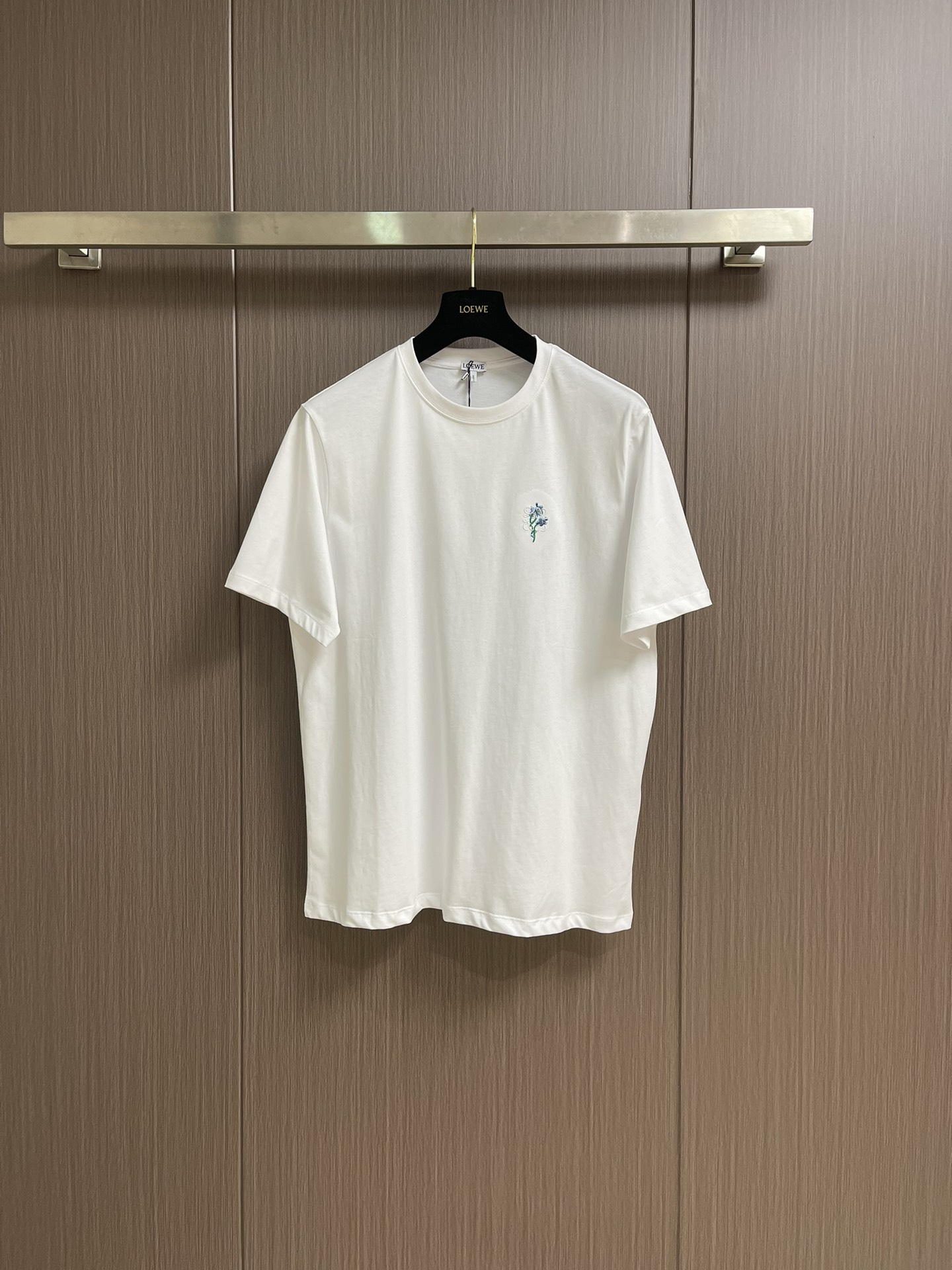 NO:411958,Loewe 2025Ss new flower embroidered cotton short-sleeved T-shirt, using imported pure cotton fabric, soft and skin-friendly, breathable and comfortable. The exquisite brand logo flower embroidery on the chest shows the luxurious texture in the details, and you can feel fashionable whether it is daily going out on the street or vacation and leisure!  Size S-XL, loewe, loewe, T-shirt,tees, t-shirt,alexander wang19860909Loewe 罗意威 2025Ss新款花朵刺绣棉质短袖T恤,采用进口纯棉面料,柔软亲肤,透气又舒适 胸口精致的品牌标识花朵刺绣 细节处尽显奢华质感,无论是日常出街还是度假休闲都能让你时尚感拉满！尺码S-XL,,loewe,loewe,T-shirt,tees，t-shirt,alexander wang,Men's clothing