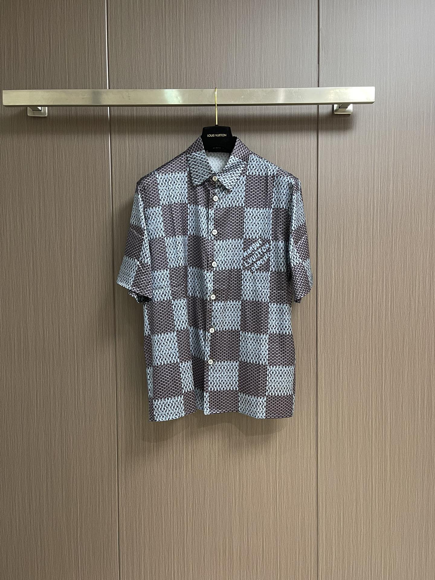 NO:415360,Tops, shorts, LV 2025SS summer new blue jacquard short-sleeved shirt and shorts suit has become the highlight of the wardrobe with its unique craftsmanship and elegant design. The shirt uses delicate blue fabric, with a warm and textured color, like a touch of tranquility in the deep sea, giving people a sense of calmness and restraint. Jacquard elements are cleverly integrated into it, and the staggered patterns are more three-dimensional and vivid in the light. Every detail reveals the craftsman's exquisite skills and ultimate pursuit of beauty. Wearing it, whether it is daily travel or formal occasions, can be easily controlled, showing the wearer's unique taste and style. In addition, the style of the shirt is well-tailed, which not only retains the neat lines of the traditional shirt, but also has a modern and fashionable feeling, making people unforgettable at first sight. Size S-XL,,louis  vuitton, shorts,shirts,T-shirt,alexander wang19860909上衣 短裤 LV 2025SS夏季新款蓝色提花短袖衬衫短裤套装,以其独特的工艺和雅致的设计,成为衣橱中的亮点.衬衫采用细腻的蓝色面料,色泽温润而富有质感,仿佛深海中的一抹静谧,给人以沉稳、内敛之感.提花元素巧妙地融入其中,错落有致的花纹在光线下更显立体生动,每一处细节都透露着匠人的精湛技艺与对美的极致追求.穿着它,无论是日常出行还是正式场合,都能轻松驾驭,展现出穿着者独有的品味与格调.此外,衬衫的版型剪裁得体,既保留了传统衬衫的利落线条,又不失现代时尚感,让人一见难忘.尺码S-XL,,louis vuitton,shorts,shirts,T-shirt,alexander wang,Men's clothing