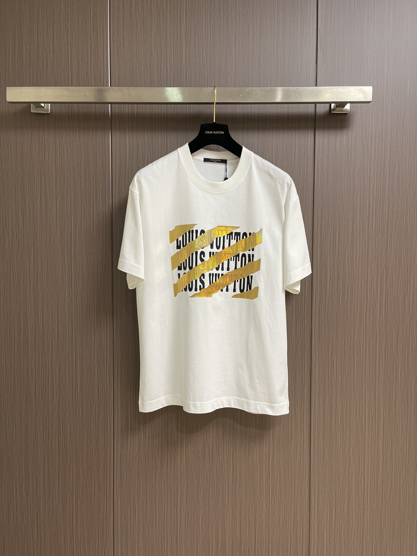 NO:418710,LV 2025SS logo logo short-sleeved T-shirt, the fabric is made of 270 grams of combed cotton, customized 1*1 thread, two washes of ready-made garments, the fabric is comfortable and skin-friendly, and has no sense of difference. Customized dyed fabrics, high textile density, good drape, not easy to deform, thick texture and tight spinning process will not affect the breathability of the fabric, the saturation of the color is very high, imported digital offset printing technology, a beautiful short-sleeved style, loose style, and slimming, not picky. Size S-XXL Size bust 110cm long 73cm shoulder width 53cm M size bust 114cm long 74cm shoulder width 55cm L size bust 118cm long 75cm shoulder width 57cm XL size bust 122cm long 76cm shoulder width 59cm  XXL size bust 126cm, 77cm, shoulder width 61cm,,louis vuitton,T-shirt,tees,t-shirt,alexander wang19860909LV 2025SS logo标识短袖T恤,面料采用270克重精梳棉,定制1*1螺纹,成衣两遍水洗处,面料舒适亲肤无异感,定制定染面料,纺织密度高,垂感佳,不易变形,厚织感加上紧密纺纱工艺,不会影响面料的透气性,成色的饱和度很高,进口数码胶印工艺,百搭好看的一款短袖,宽松版型遮肉显瘦不挑人.尺码S-XXL S码胸围110cm衣长73cm肩宽53cm M码胸围114cm衣长74cm肩宽55cm L码胸围118cm 衣长75cm肩宽57cm XL码胸围122cm 衣长76cm肩宽59cm XXL码胸围126cm 衣长77cm 肩宽61cm,,louis vuitton,T-shirt,tees，t-shirt,alexander wang,Men's clothing