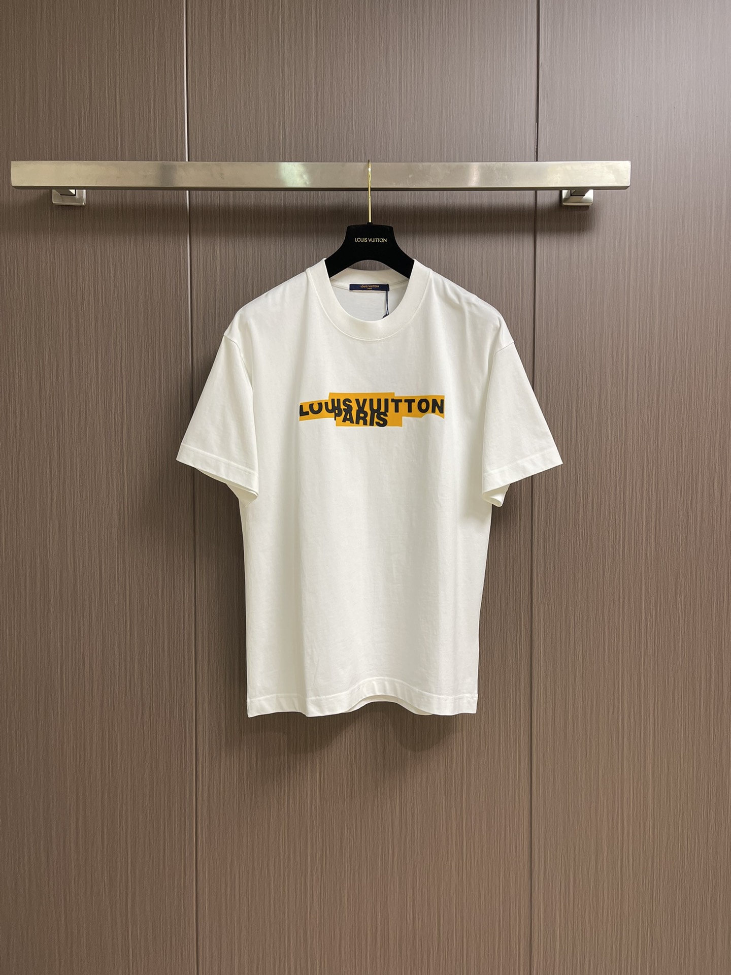 NO:418719,LV 2025ss printed logo pressed letter short-sleeved new T-shirt short-sleeved, using 260G pure cotton fabric, comfortable and breathable on the upper body, 16-needle high-density stitching reinforces the neckline and sleeve cage, can withstand repeated wear, refuse to deform and collapse, chest printing and three-dimensional glue combined process full of detail. Size S-XXL Size bust 110cm long 73cm shoulder width 53cm M size bust 114cm long 74cm shoulder width 55cm L size bust 118cm long 75cm shoulder width 57cm XL size bust 122cm long 76cm shoulder width 59cm XXL size bust 126cm long 77cm shoulder width 61cm, louis vuitton, T-shirt,tees, t-shirt,alexander  wang19860909LV 2025ss 印花logo压胶字母短袖新款T恤短袖,采用260G纯棉面料,上身舒适透气,16针高密度缝线加固领口与袖笼,经得起反复穿着,拒绝变形垮塌,胸口印花加上立体胶结合型工艺细节感拉满.尺码S-XXL S码胸围110cm衣长73cm肩宽53cm M码胸围114cm衣长74cm肩宽55cm L码胸围118cm 衣长75cm肩宽57cm XL码胸围122cm 衣长76cm肩宽59cm XXL码胸围126cm 衣长77cm 肩宽61cm,,louis vuitton,T-shirt,tees，t-shirt,alexander wang,Men's clothing