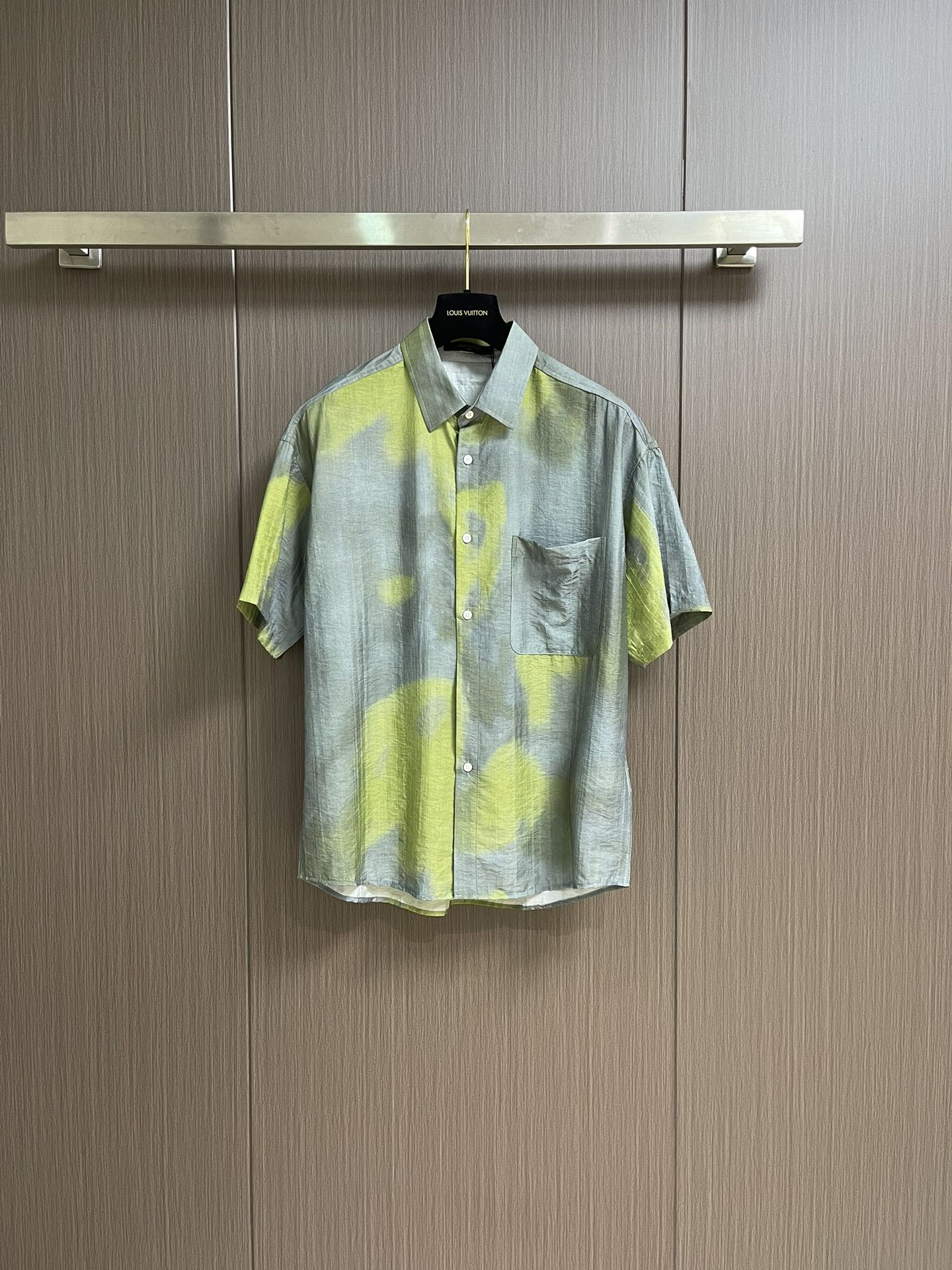 NO:418779,LV 2025SS summer new short-sleeved shirt, customized tense thread, soft and light fabric, super comfortable upper body, all accessories are customized original accessories, high-end and atmospheric must-have this summer. Size M-XXL, louis vuitton,shirts,T-shirt,alexander wang19860909LV 2025SS夏季新款短袖衬衫,定制的天丝麻料,面料柔软轻盈,上身超级舒服,辅料五金全是定制原版配件,高端大气今年夏天必备的一款.尺码M-XXL,,louis vuitton,shirts,T-shirt,alexander wang,Men's clothing