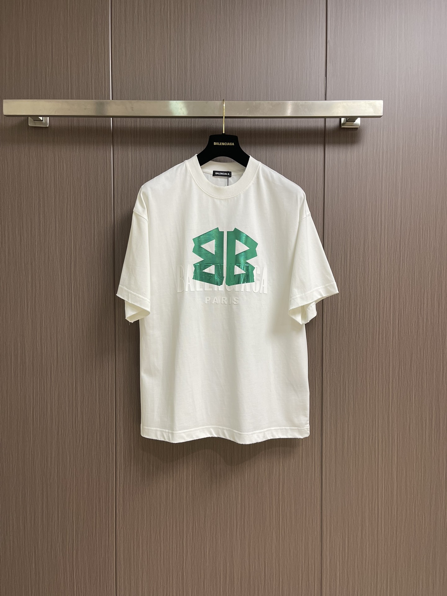 NO:418728,Balenciaga printed logo round neck short-sleeved T-shirt, fixed weaving and dyeing 100% pure cotton double-strand fabric, laundry washing water, front high-definition scanning pattern perfectly restored laser positioning machine printing, neckline ribbed fabric fixed weaving and dyeing, overall line is straight and delicate, fabric is comfortable and soft, color is consistent and colorless, customized auxiliary materials. Size S-XXL Size bust 114cm long 72cm shoulder width 54cm M size bust 118cm long 74cm shoulder width 55cm L size bust 122cm long 76cm shoulder width 56cm XL size bust 126cm long 78cm shoulder width 57cm XXL size bust 130cm long 80cm shoulder width 58cm, ,balenciaga, T-shirt,tees, t-shirt,alexander  wang19860909Balenciaga 印花logo圆领短袖T恤,定织定染百分百纯棉双股面料 成衣洗水 前幅高清扫描图案完美还原激光定位机印 领口罗纹面料定织定染色 整体走线平直细腻 面料舒适柔软 颜色一致无色差,定制辅料.尺码S-XXL S码胸围114cm衣长72cm肩宽54cm M码胸围118cm衣长74cm肩宽55cm L码胸围122cm 衣长76cm肩宽56cm XL码胸围126cm 衣长78cm肩宽57cm XXL码胸围130cm 衣长80cm 肩宽58cm,,balenciaga,T-shirt,tees，t-shirt,alexander wang,Men's clothing