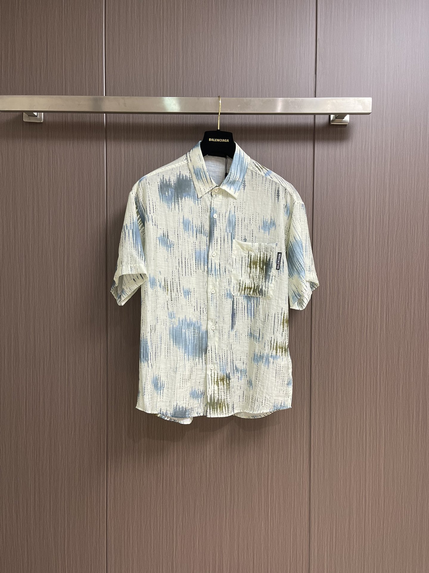 NO:418786,BALENCIAGA 2025SS new short-sleeved shirt is so fashionable and simple, bringing out a free and relaxed style, showing a new style, subverting the inherent routine, and a variety of exquisite craftsmanship complement each other, innovation complements tradition, and outlines a vibrant and balanced gentlemanly style. Size M-XXL, balenciaga,shirts, T-shirt, alexander wang19860909BALENCIAGA 2025SS新款短袖衬衫,时尚如此简单,掀起洒脱、放松的自由之风,展现全新风采,颠覆固有常规,多种精妙工艺相辅相成,创新与传统相得益彰,勾勒充满活力又不失平衡的绅士格调.尺码M-XXL,,balenciaga,shirts,T-shirt,alexander wang,Men's clothing